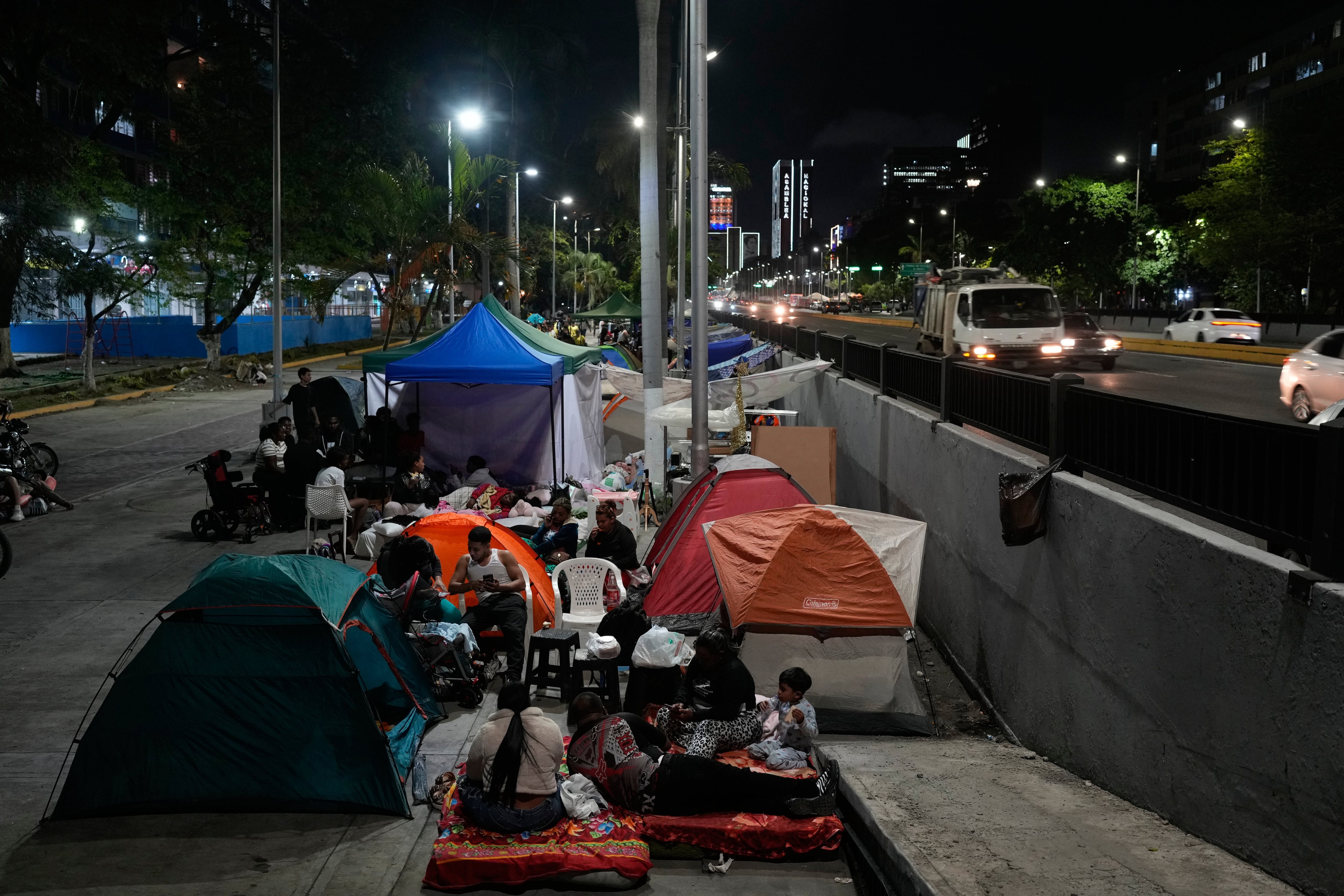 Miles de personas acampan en las calles de Venezuela