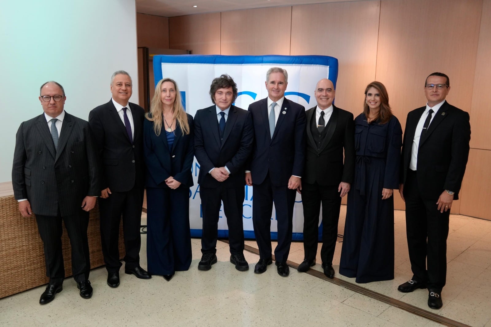 El presidente Javier Milei recibe el Doctorado Honoris Causa otorgado por la Universidad Santiago de Cali, en la sede de la Cámara de Comercio de Cali