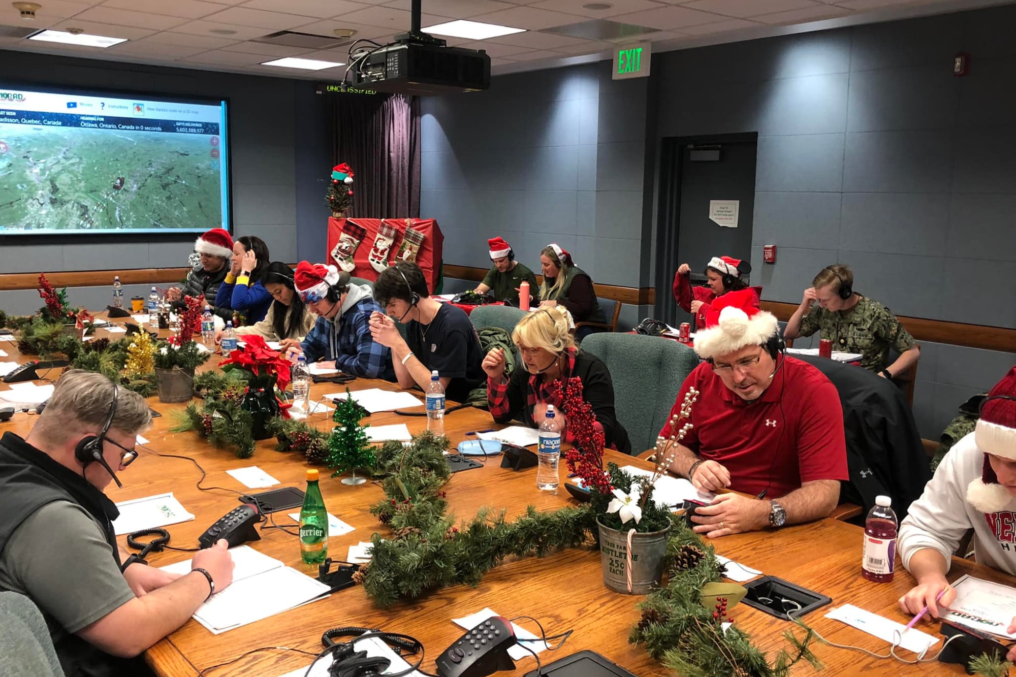 El centro de operaciones de NORAD recibe miles de llamadas el 24 de diciembre para saber sobre el paradero de Santa Claus (Archivo)