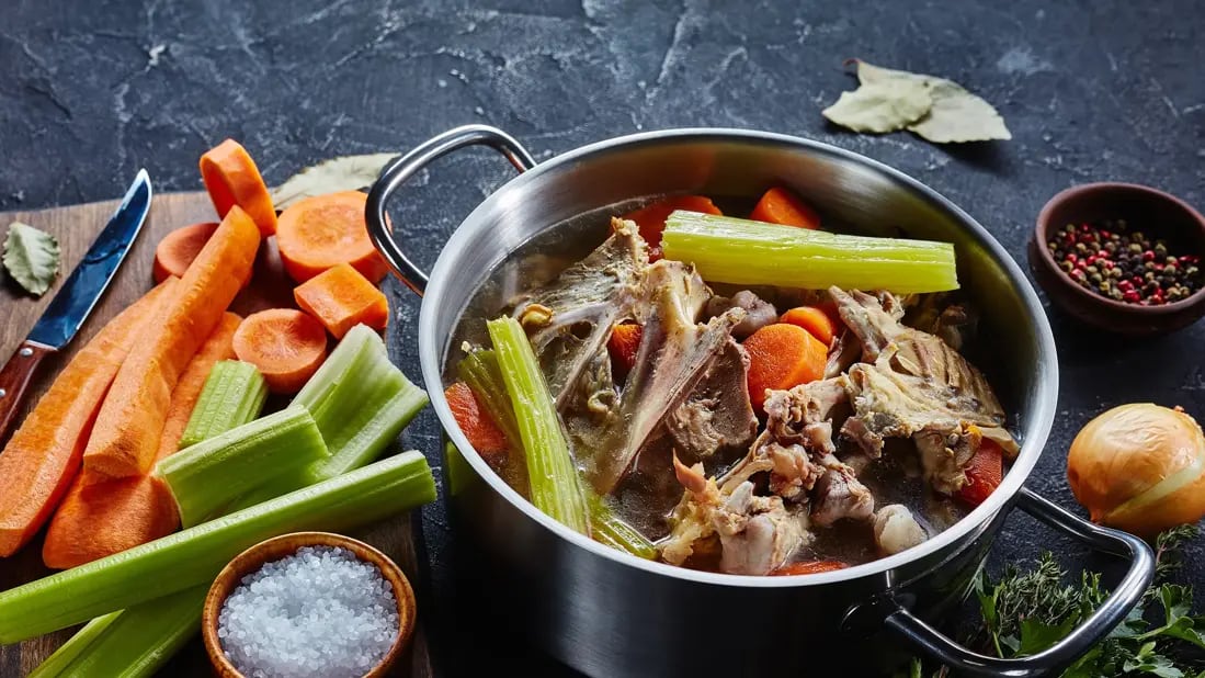 El caldo de huesos, especialmente de pollo o res, cocido durante ocho horas o más aporta glucosamina