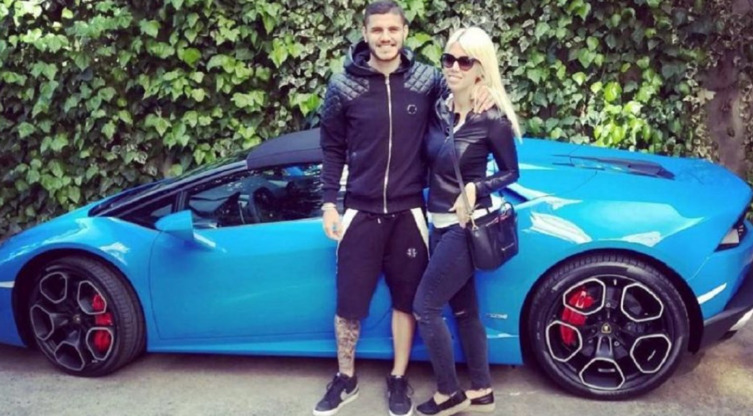 El auto deportivo en su color original, cuando pertenecía a ambos