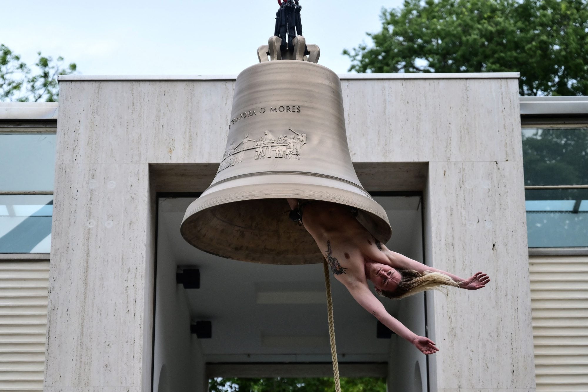 Una campana humana y un tanque con orina: la provocadora apuesta de Austria en la Bienal de Venecia