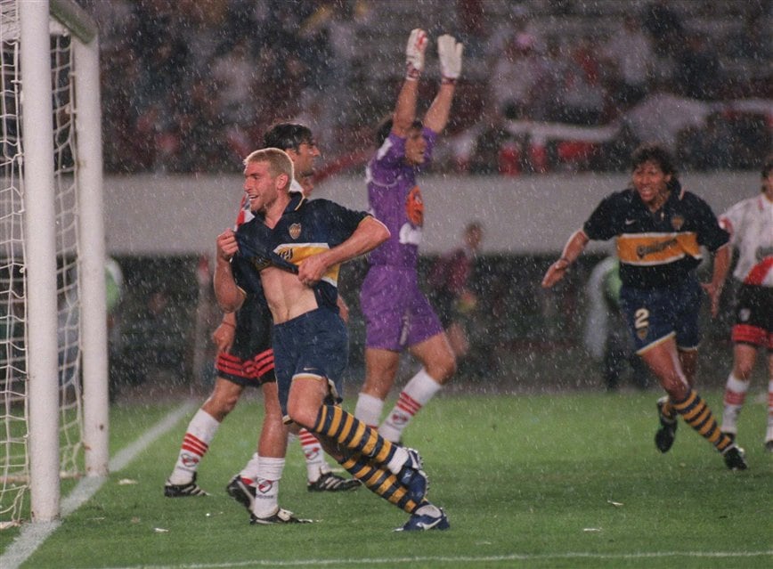 Palermo marca de cabeza el 2 a 1 sobre River en el Monumental, en octubre de 1997