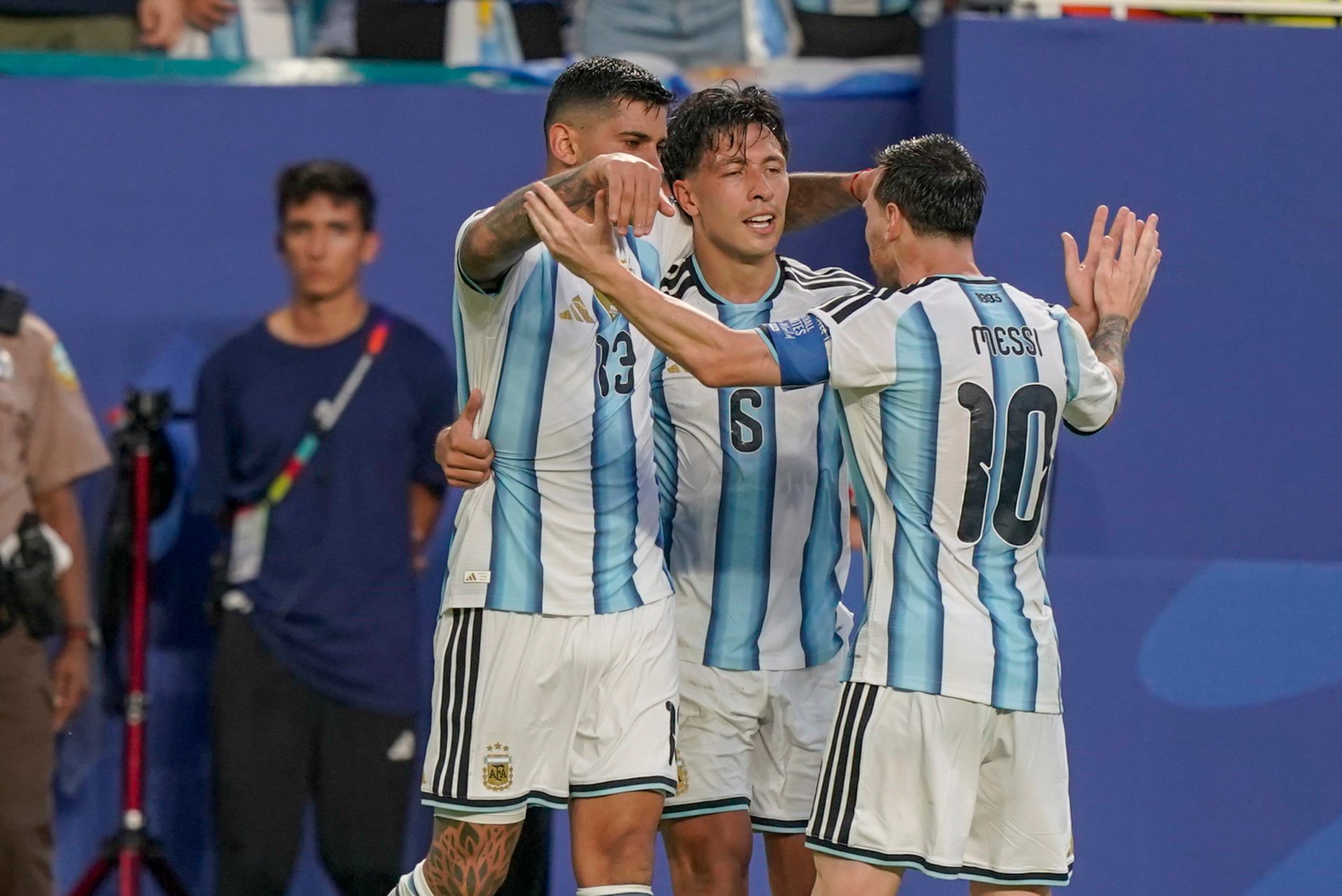 Lisandro Martínez habló sobre su primer gol en el Mundial y se emocionó al recordar su lesión 8 Tras su gol, Lisandro Martínez se abrazó con Cristian Romero y Lionel Messi