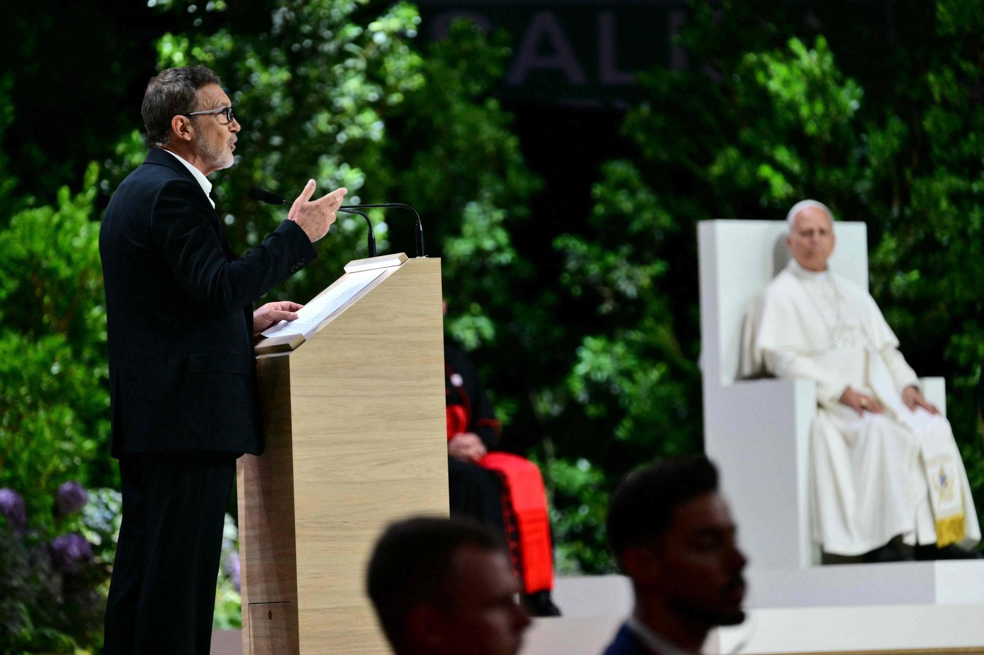 Antonio Banderas, estrella de un evento “para tejer redes” en sociedad con León XIV