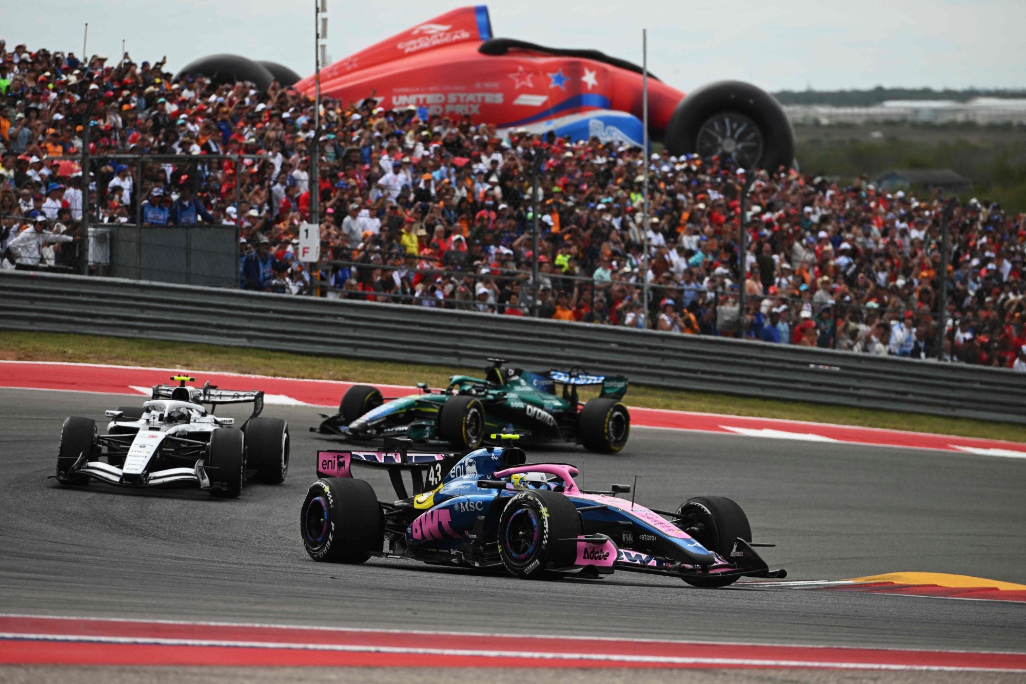 Franco Colapinto, adelante de Valtteri Bottas y Lance Stroll (Photo by Rudy Carezzevoli / GETTY IMAGES NORTH AMERICA / Getty Images via AFP)