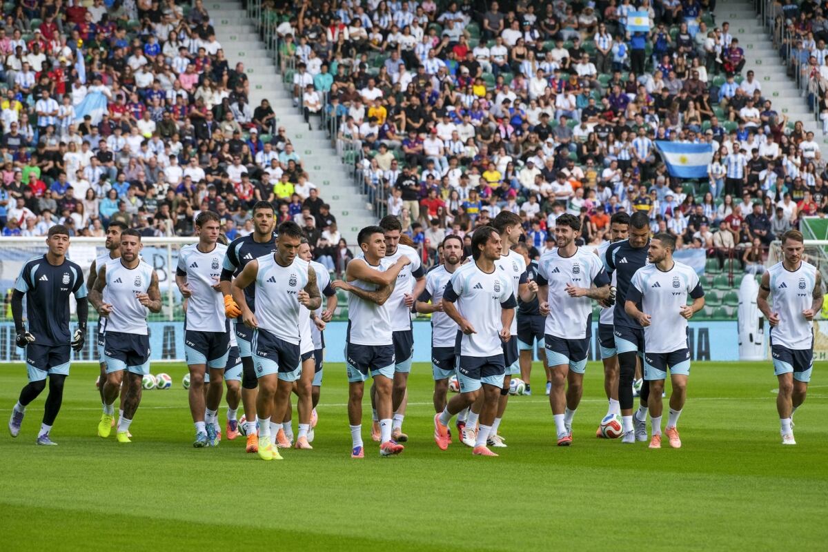 Alrededor de 20.000 personas asistieron al entrenamiento a puertas abiertas de la selección argentina en Alicante