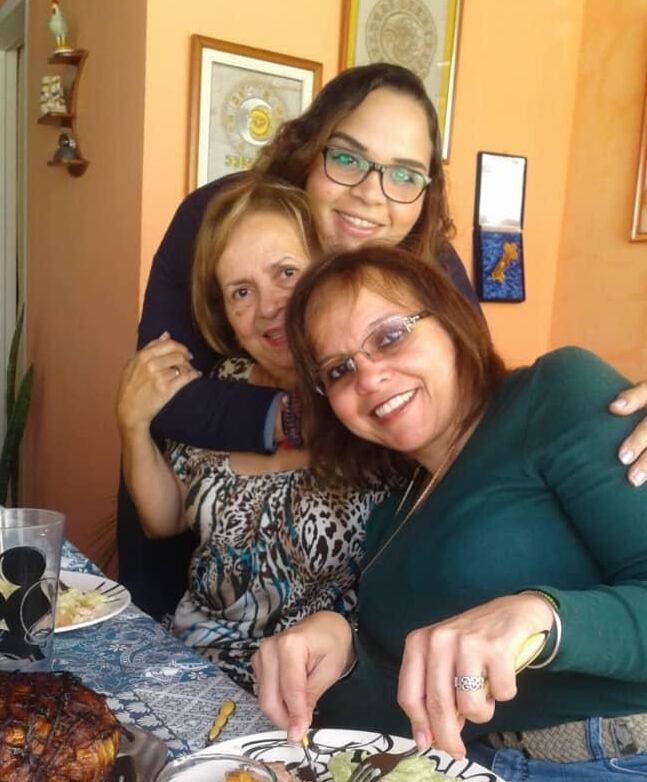Nélida Sánchez (derecha) en su casa, junto a su madre y su hija Gabriela, poco antes de su detención