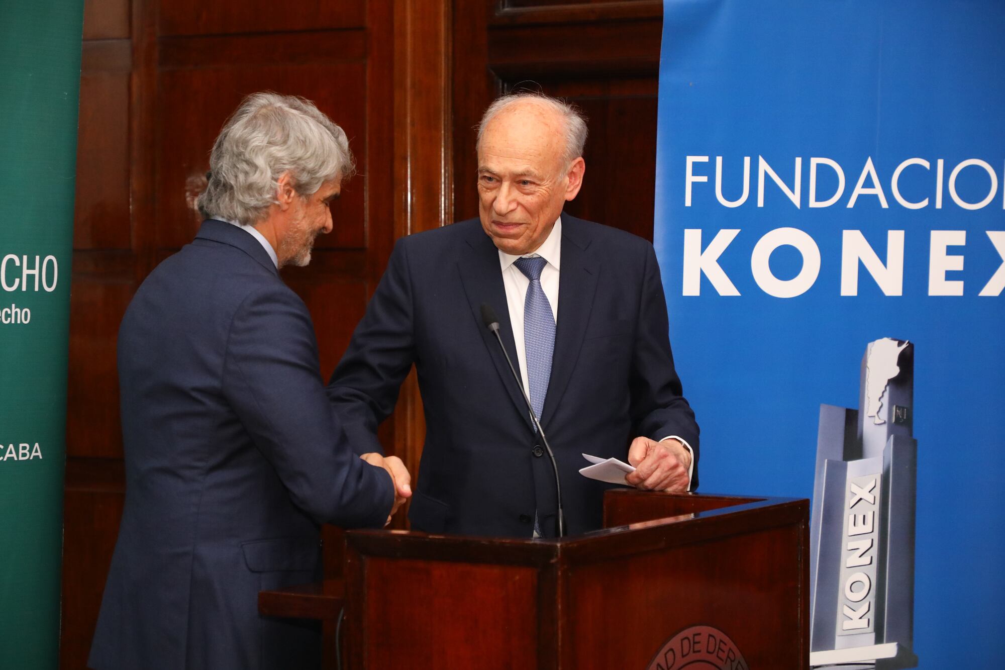 El decano Vergara saluda al presidente de la Fundación Konex. El Dr. Luis Ovsejevich subrayó la importancia de apoyar la educación como una herramienta fundamental para el desarrollo del país y destacó los beneficios de un vínculo inteligente entre el ámbito privado y la gestión pública 