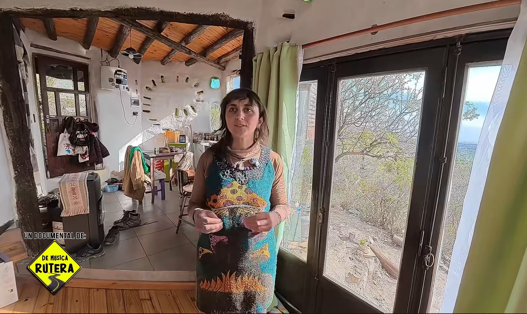 Mariana hizo su casa con barro y 12 parabrisas de auto