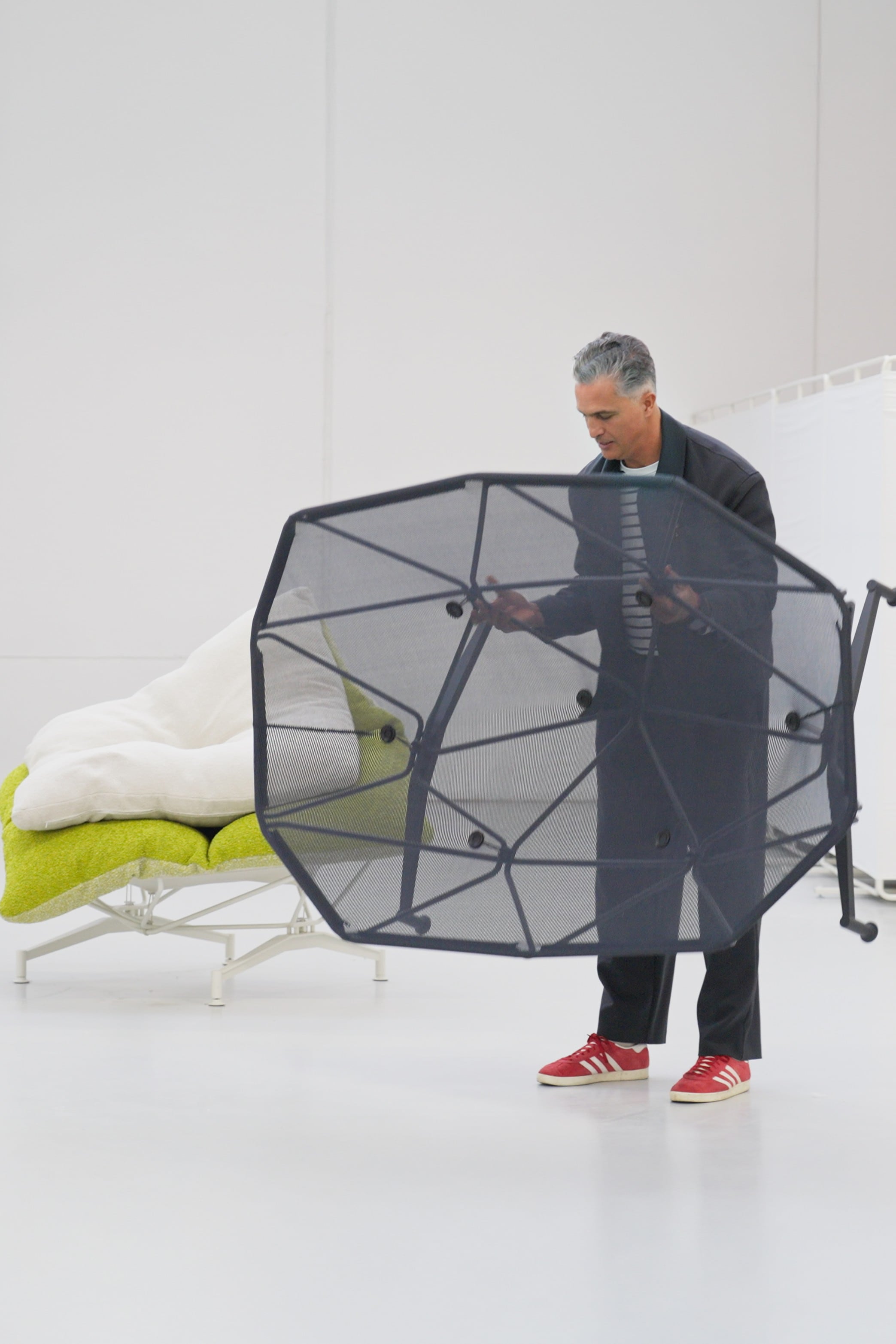Uno de sus últimos diseños, el sillón para exterior ‘Alma’, de dos o tres cuerpos, que realizó en 2025 para la firma italiana Paola Lenti.
