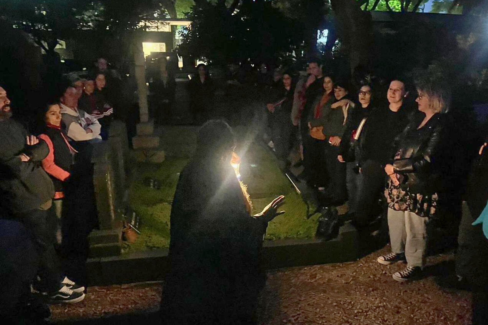 Entre tumbas de dos siglos y arte masónico: la recorrida nocturna por el Cementerio Británico no apta para miedosos