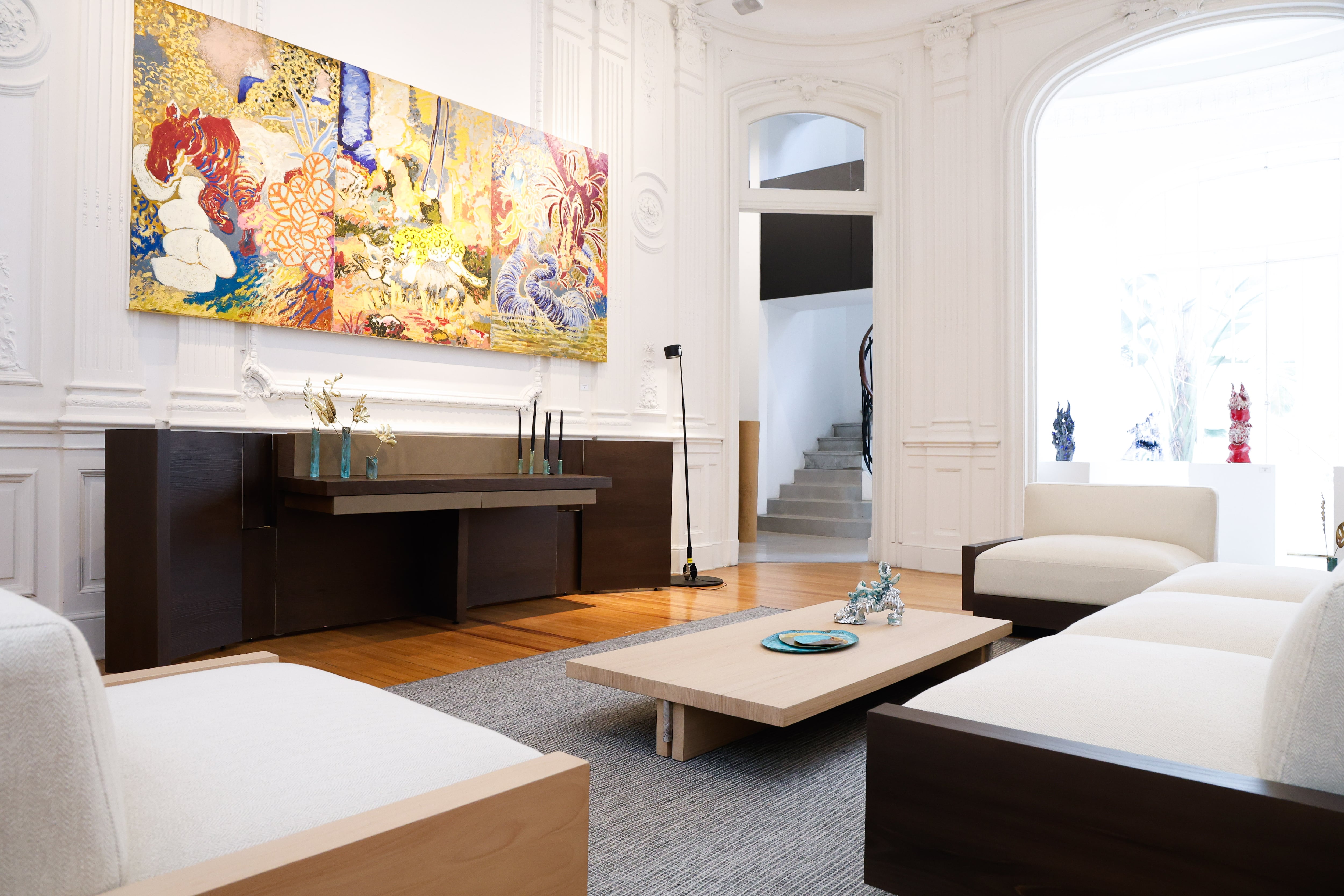 Obra de Alejo Musich y muebles de Oromanta en la muestra