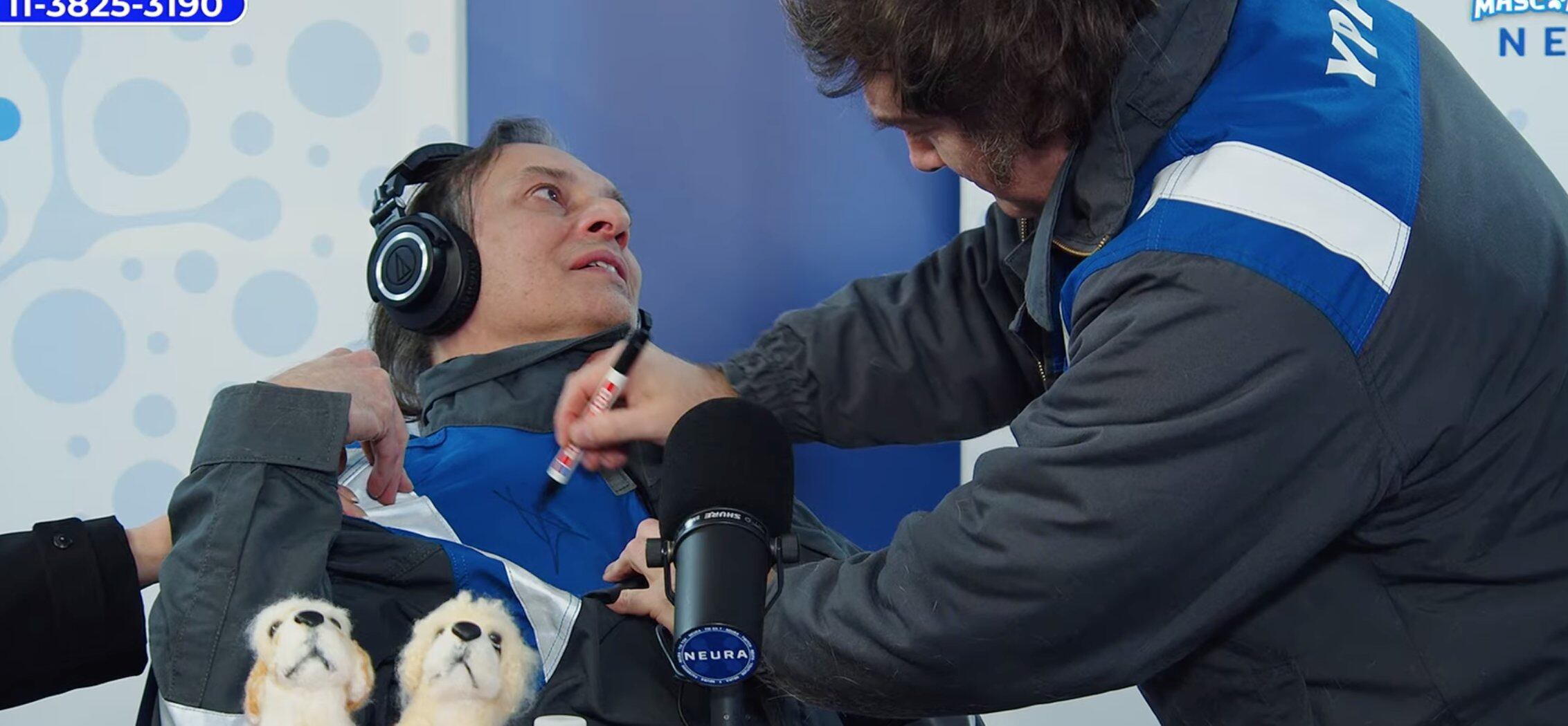 Milei le firma un mameluco de YPF al conductor