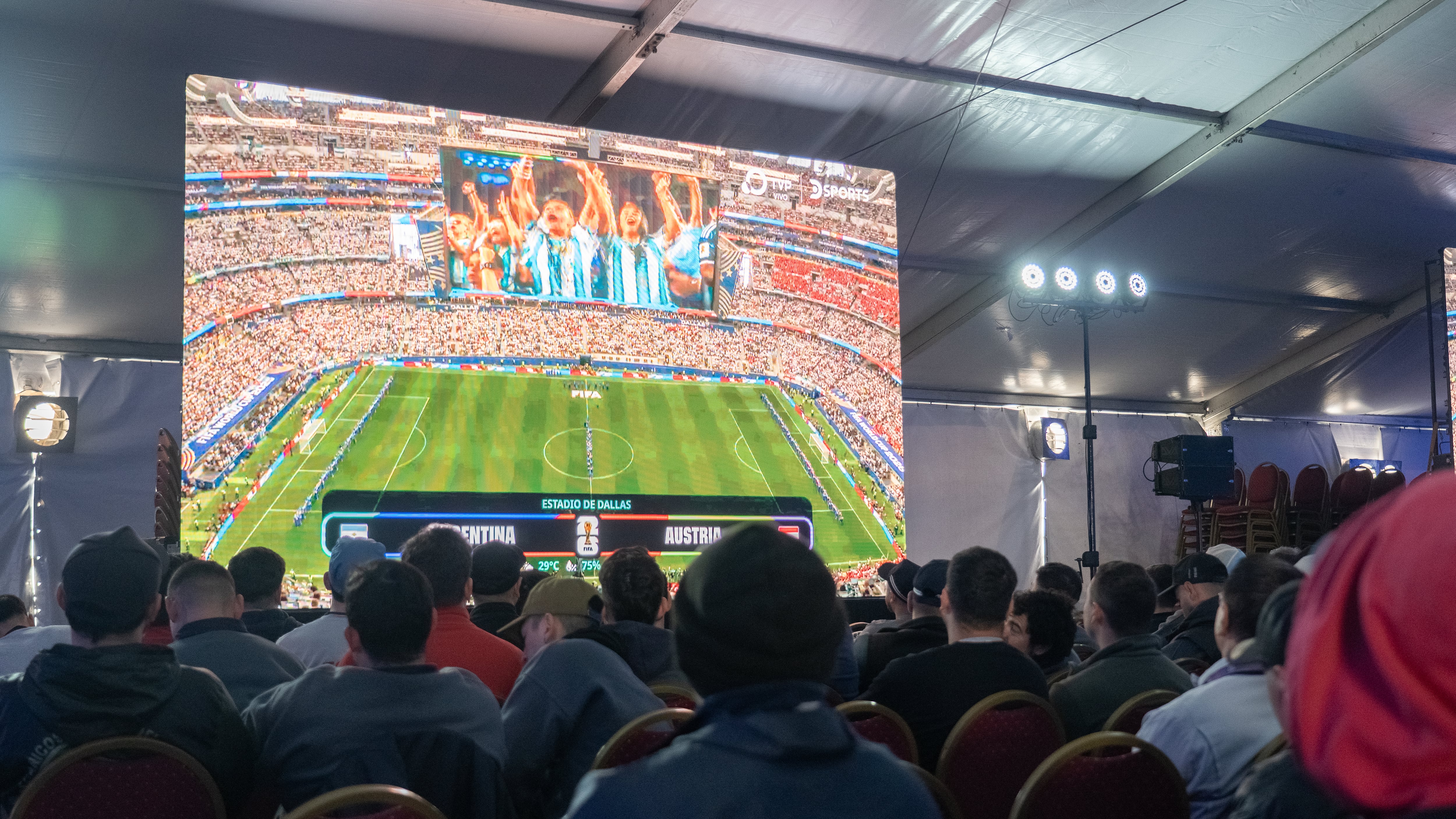 La iniciativa busca compatibilizar la continuidad industrial con el clima futbolero que atraviesa al país durante la competencia