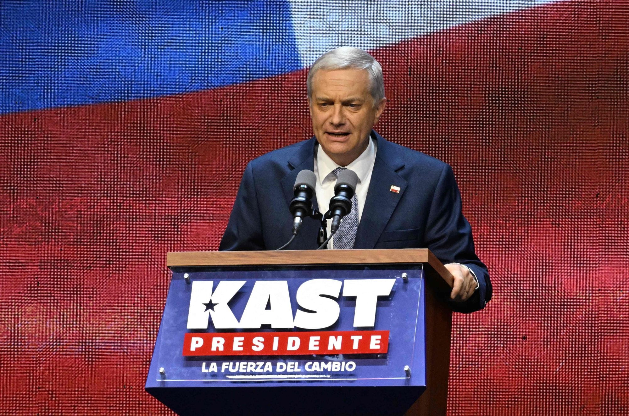 El candidato presidencial chileno José Antonio Kast, del Partido Republicano, pronuncia un discurso mientras celebra los resultados de la segunda vuelta presidencial en Santiago, el 14 de diciembre de 2025.