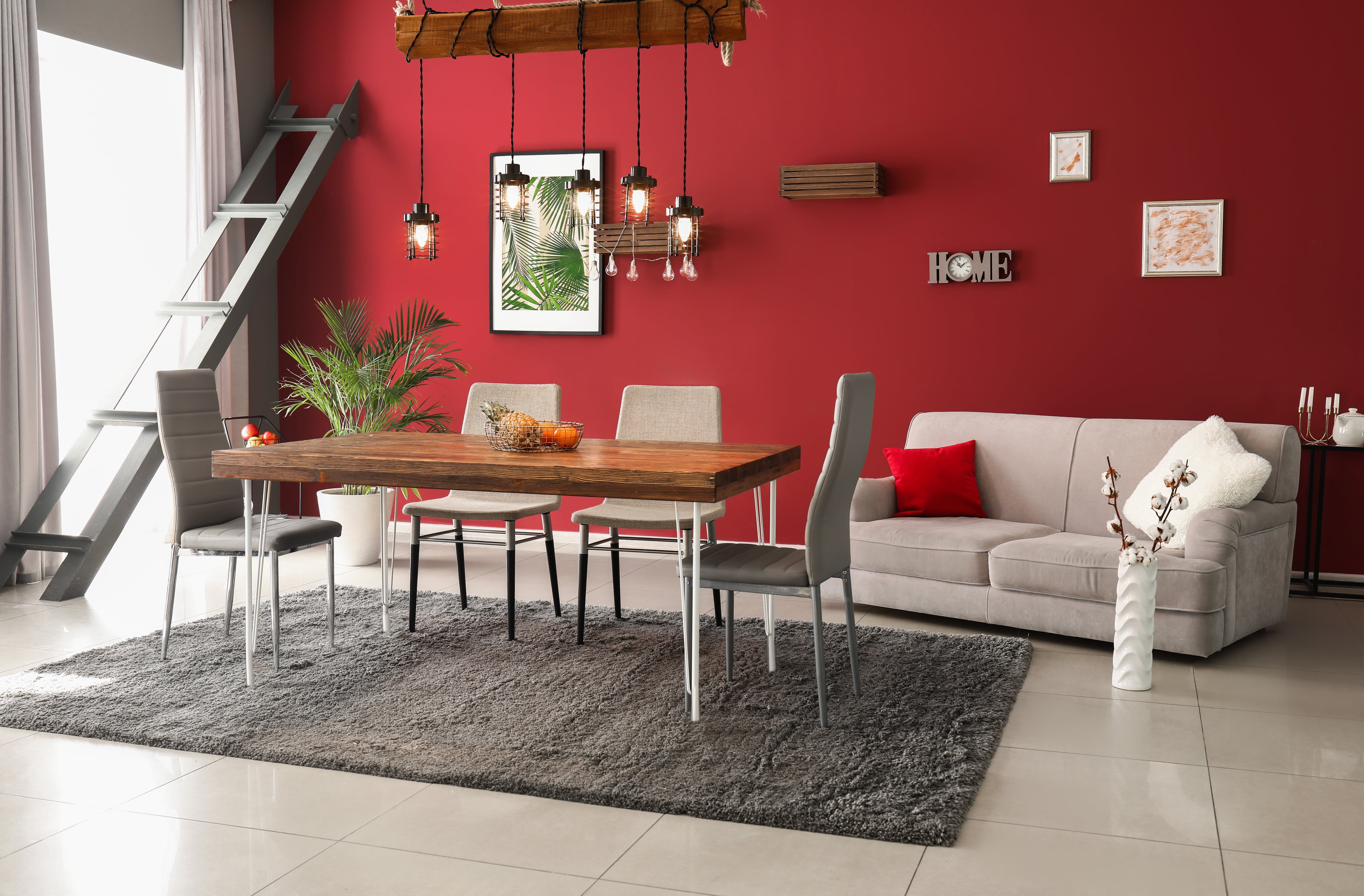 Los tonos rojos, berenjena y morado, los ciruelas afrutados, son ideales para ambientes relajantes