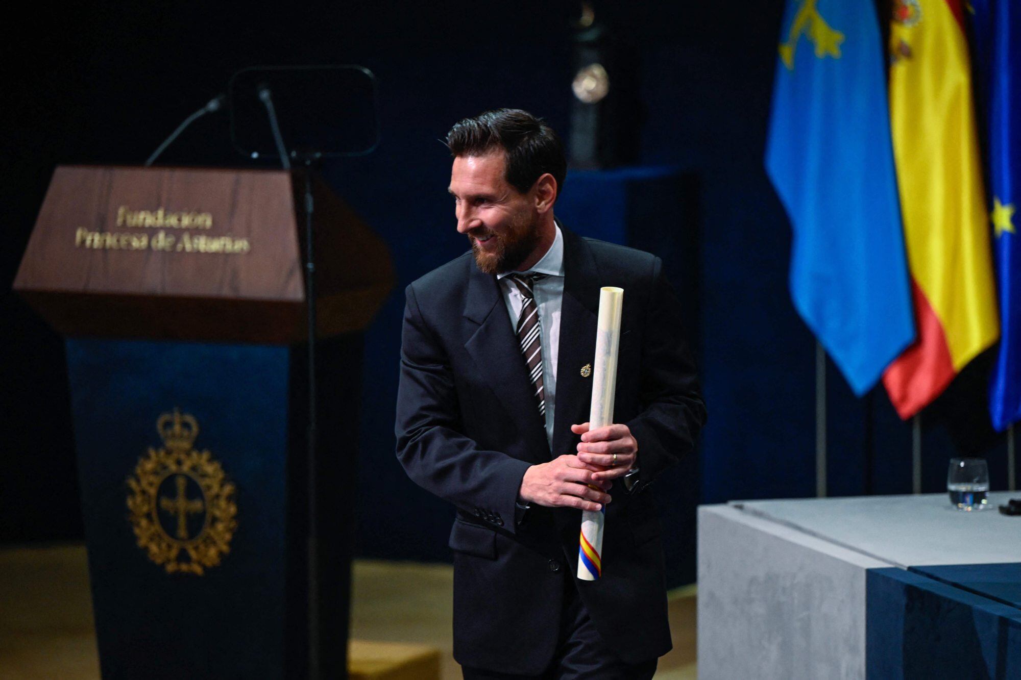 Messi no pronunció discurso, pero se retiró ovacionado con su diploma