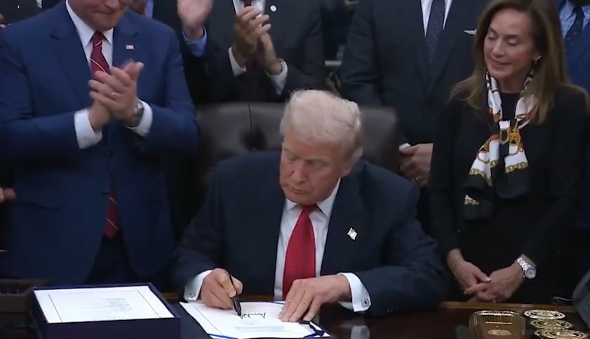 El presidente Trump firma el proyecto de ley para reabrir oficialmente el gobierno, poniendo fin al shutdown