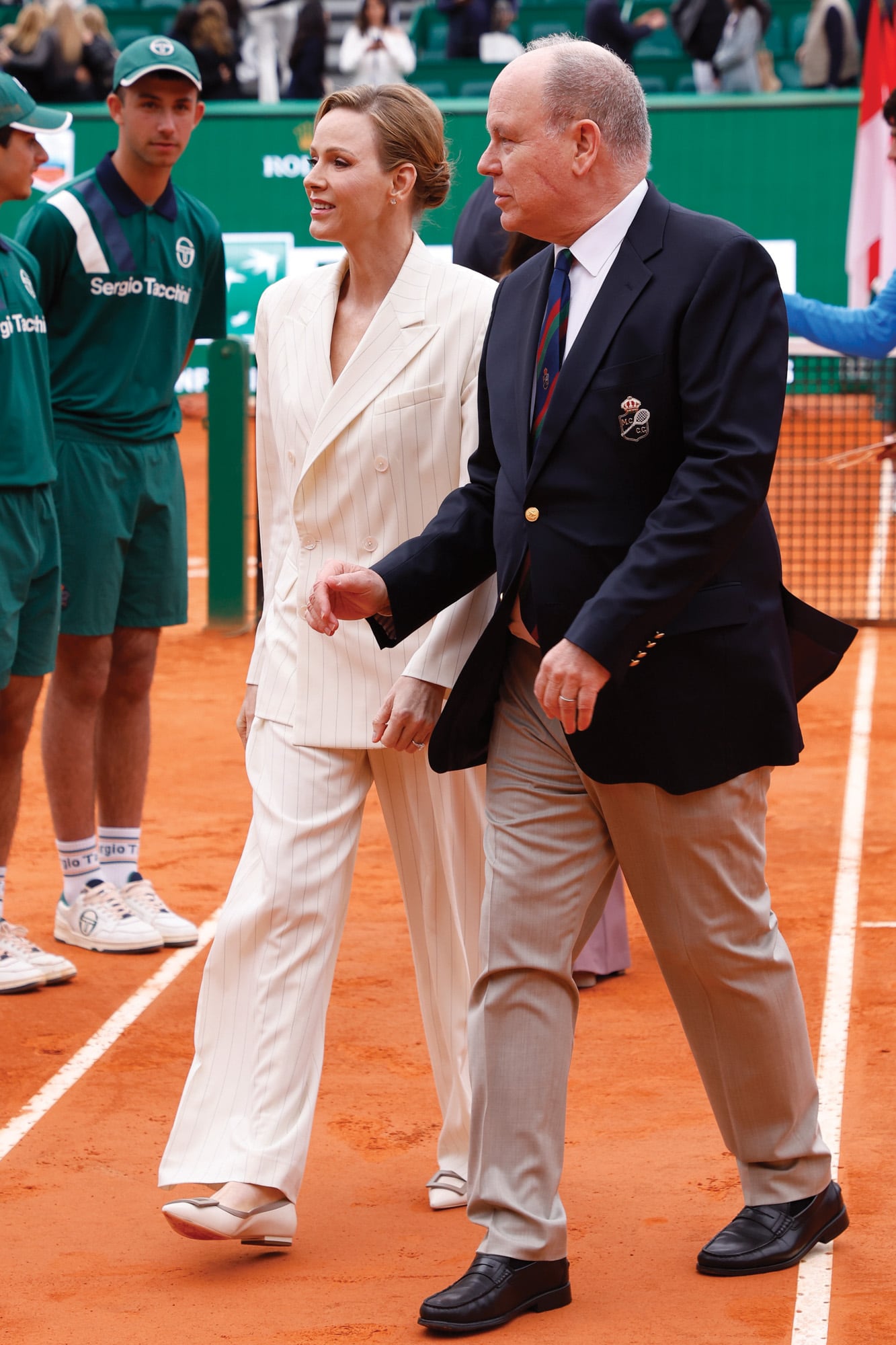 Charlene y Alberto de Mónaco entregaron los premios. La princesa eligió un traje sastre de inspiración masculina con rayas diplomáticas de Ralph Lauren y lo accesorizó con clutch de Bottega Veneta y ballerinas Roger Vivier