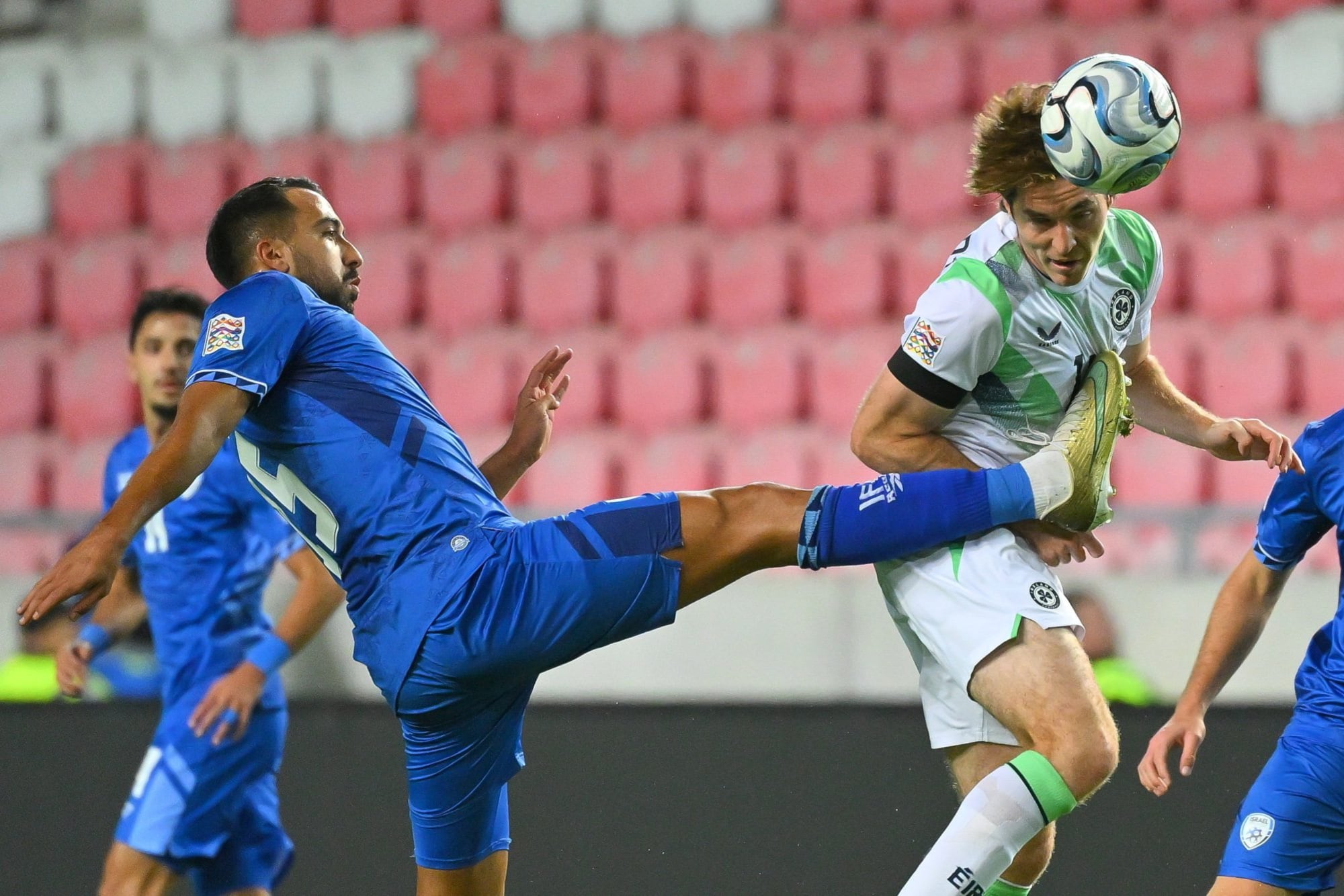 Eliel Peretz va con la pierna alta ante Conor Coventry