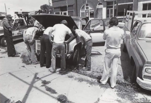 Los vecinos viendo la escena del crimen en donde alguien mató de un disparo a Ken McElroy