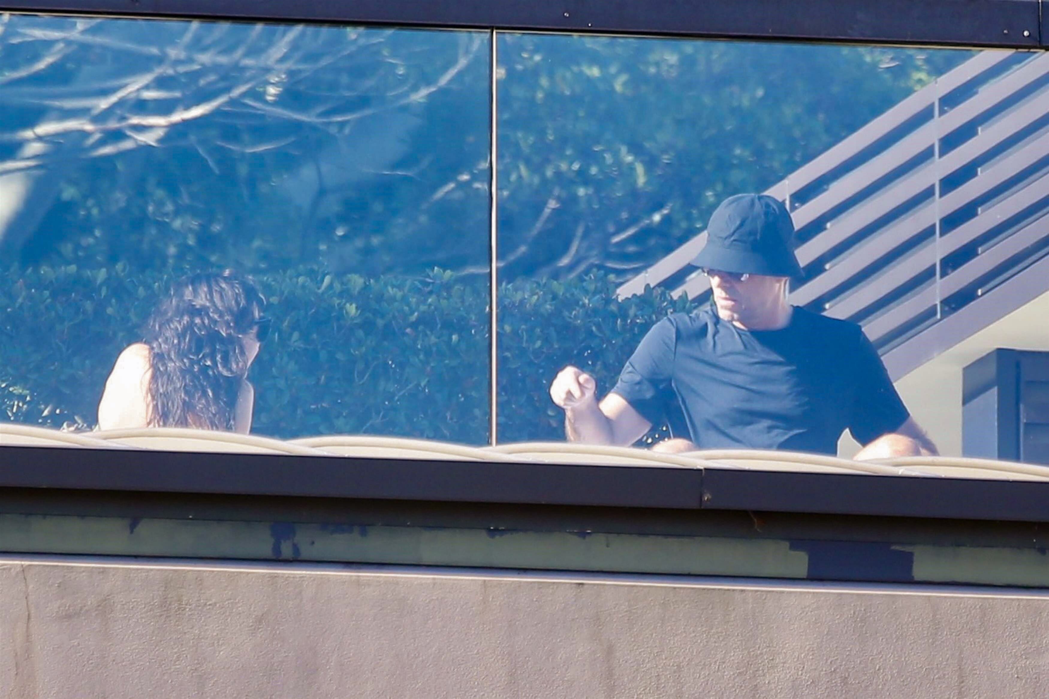 Liam Gallagher también decidió disfrutar del sol junto a su pareja, Debbie Gwyther. El cantante, compositor y líder de Oasis abandonó la habitación de su hotel en Sydney para relajarse en la terraza junto a la pileta. Con un gorro que le tapaba la cara y una remera negra, se lo vio charlar animadamente con su novia