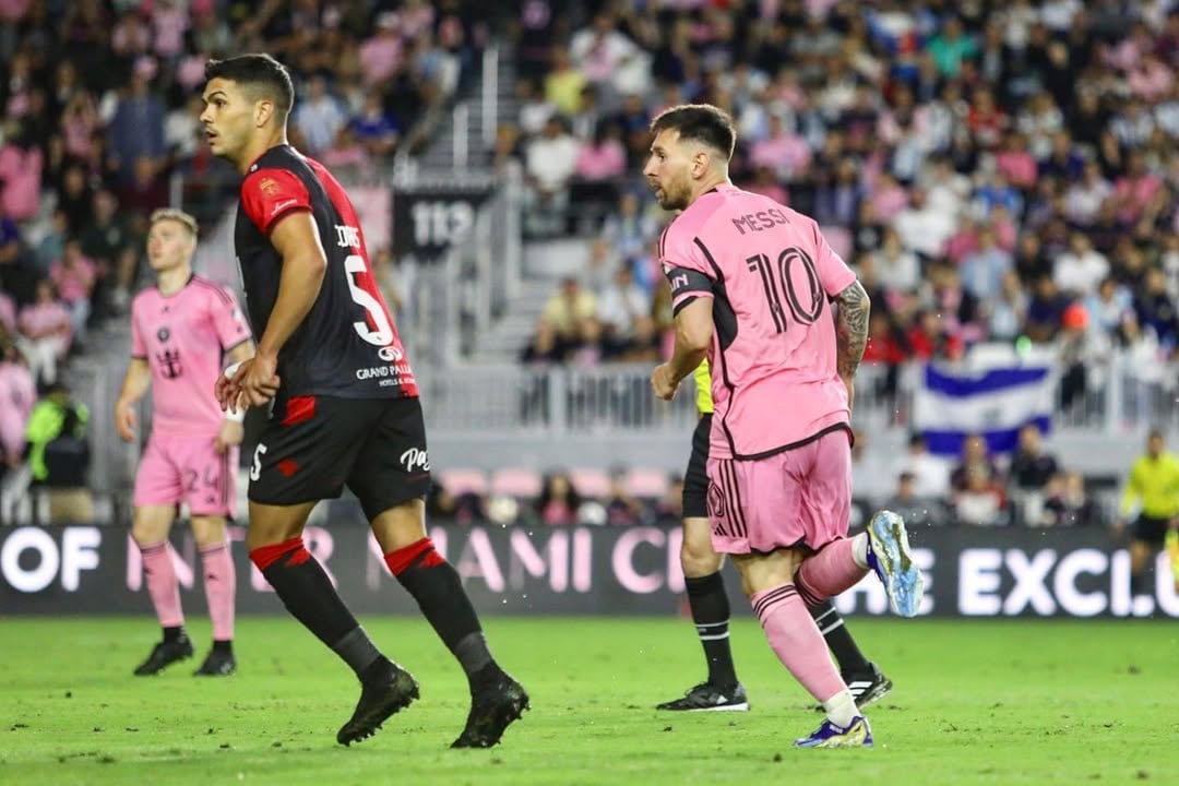 Rodrigo Fernández Cedrés, con la 5 de Newell's; detrás, Lionel Messi