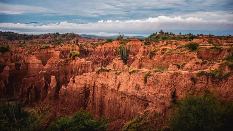 La exuberancia y diversidad de la geografía colombiana es un reto para el desarrollo del país, a la vez que un atractivo turístico y una abundante fuente de recursos