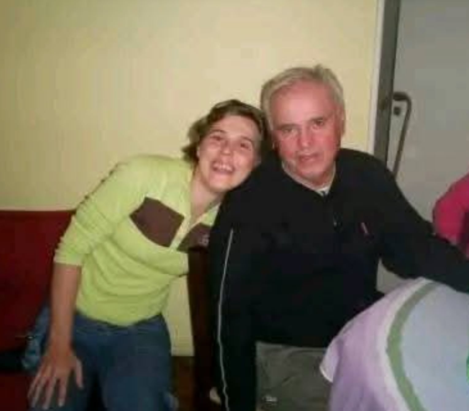 Junto a su padre de quien se siente orgullosa