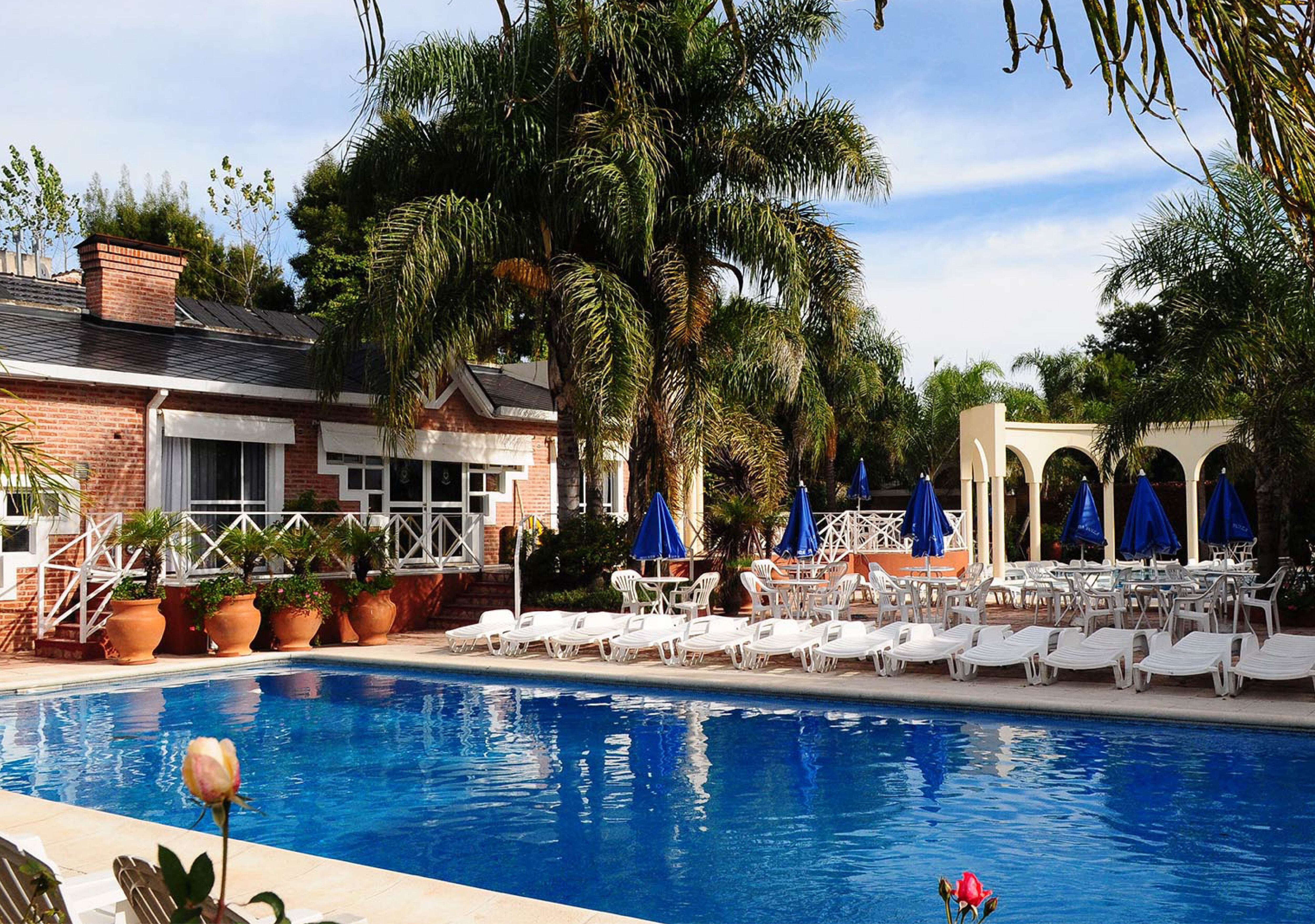 En Posada Suiza la pileta es uno de los espacios que más convocan.