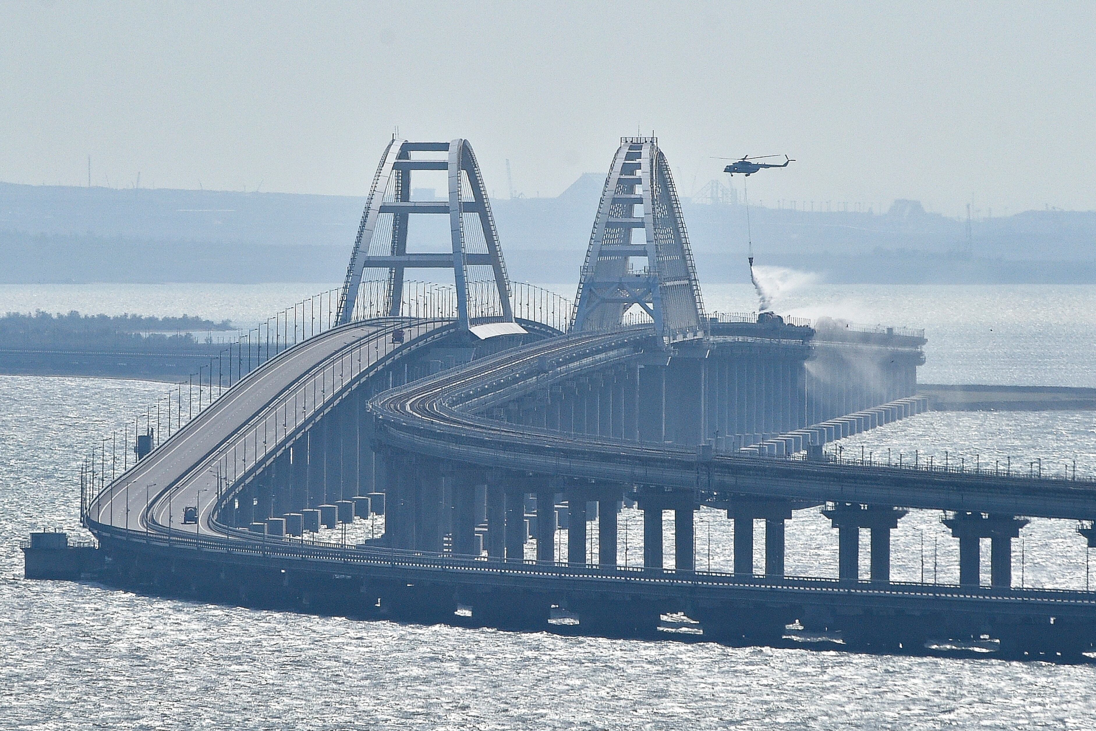 Puente de Crimea que conecta a Rusia con la península de Crimea, es clave para los suministros militares del Kremlin en la guerra