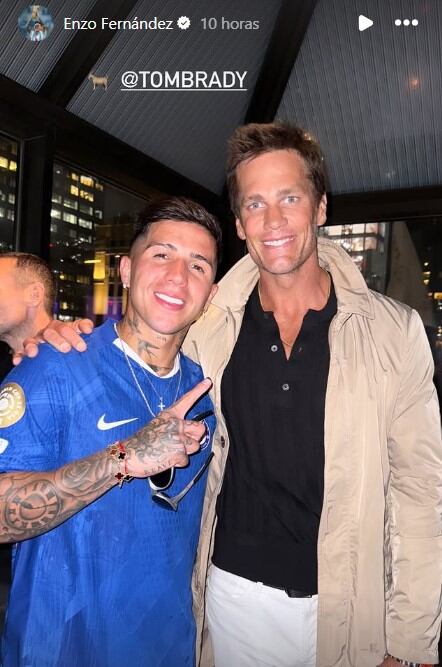 Fernández junto a Tom Brady, exjugador de fútbol americano