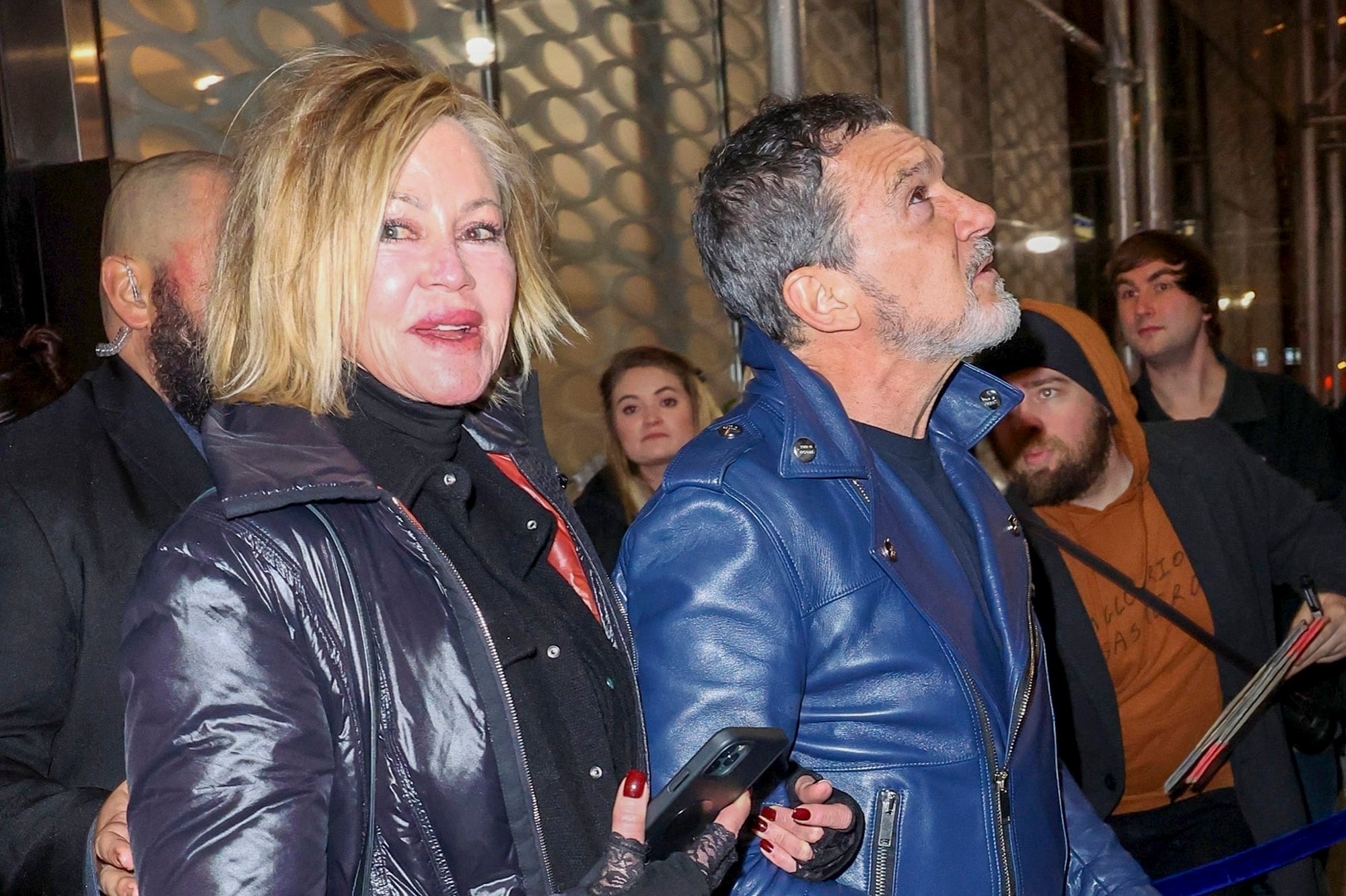 Las estrellas llegan al afterparty de SNL, la noche en la que Dakota ofició de presentadora en el cásico programa