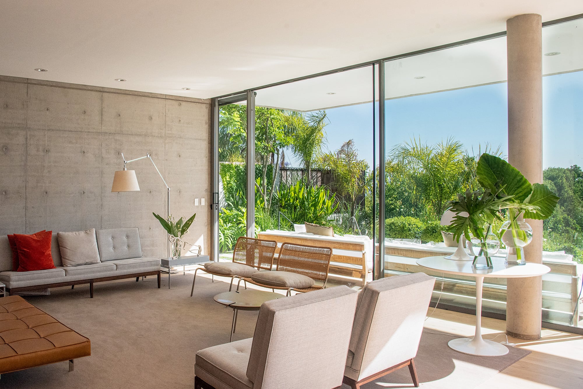 Cuando el diseño dialoga con la arquitectura, las líneas, vacíos y masas verdes prolongan el espacio interior