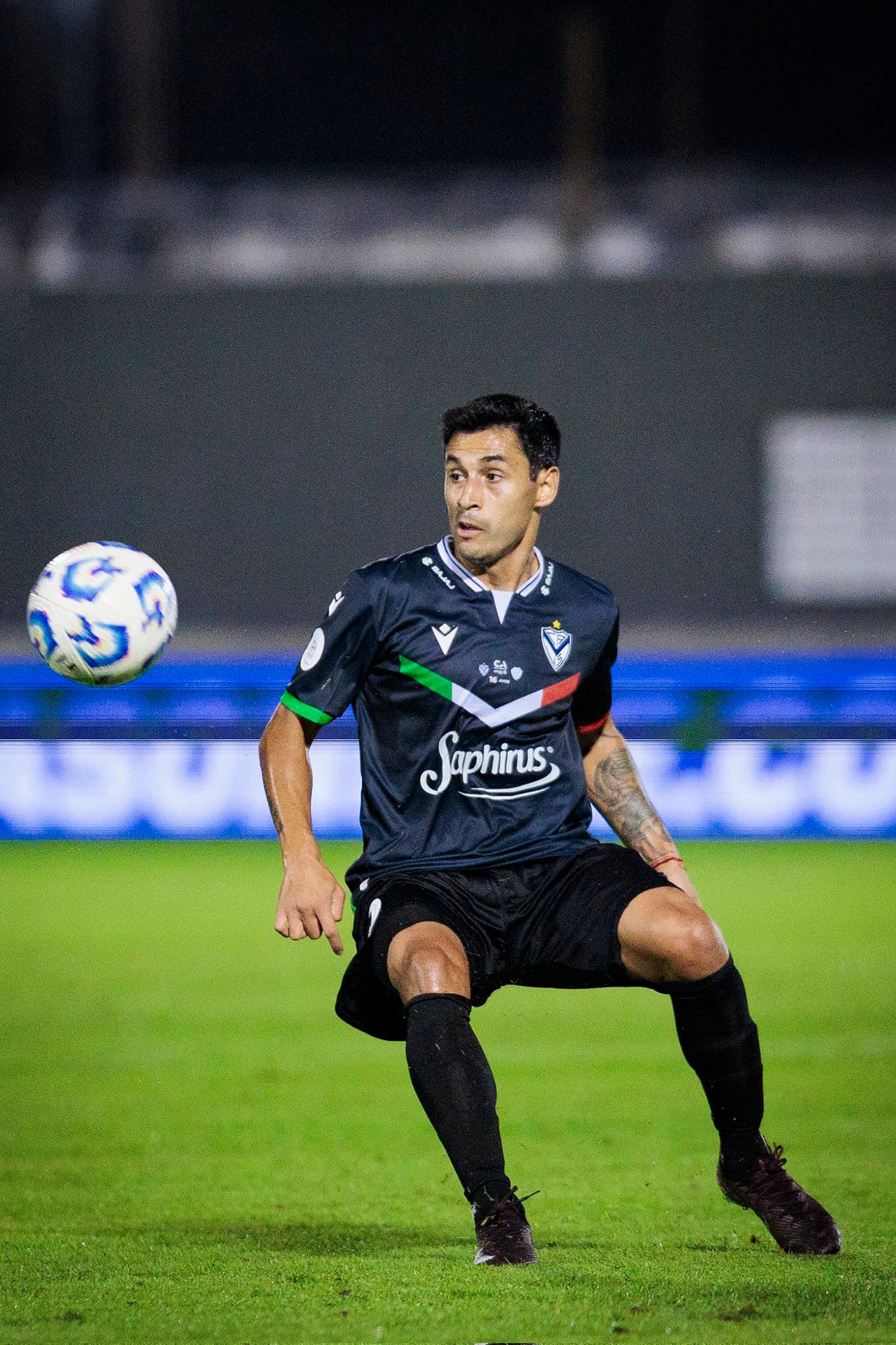 La titularidad de Claudio Baeza era pedida por los hinchas, que querían mayor equilibrio en la mitad de la cancha: Vélez dejó espacios, pero no sufrió más que algunas oportunidades de media distancia.