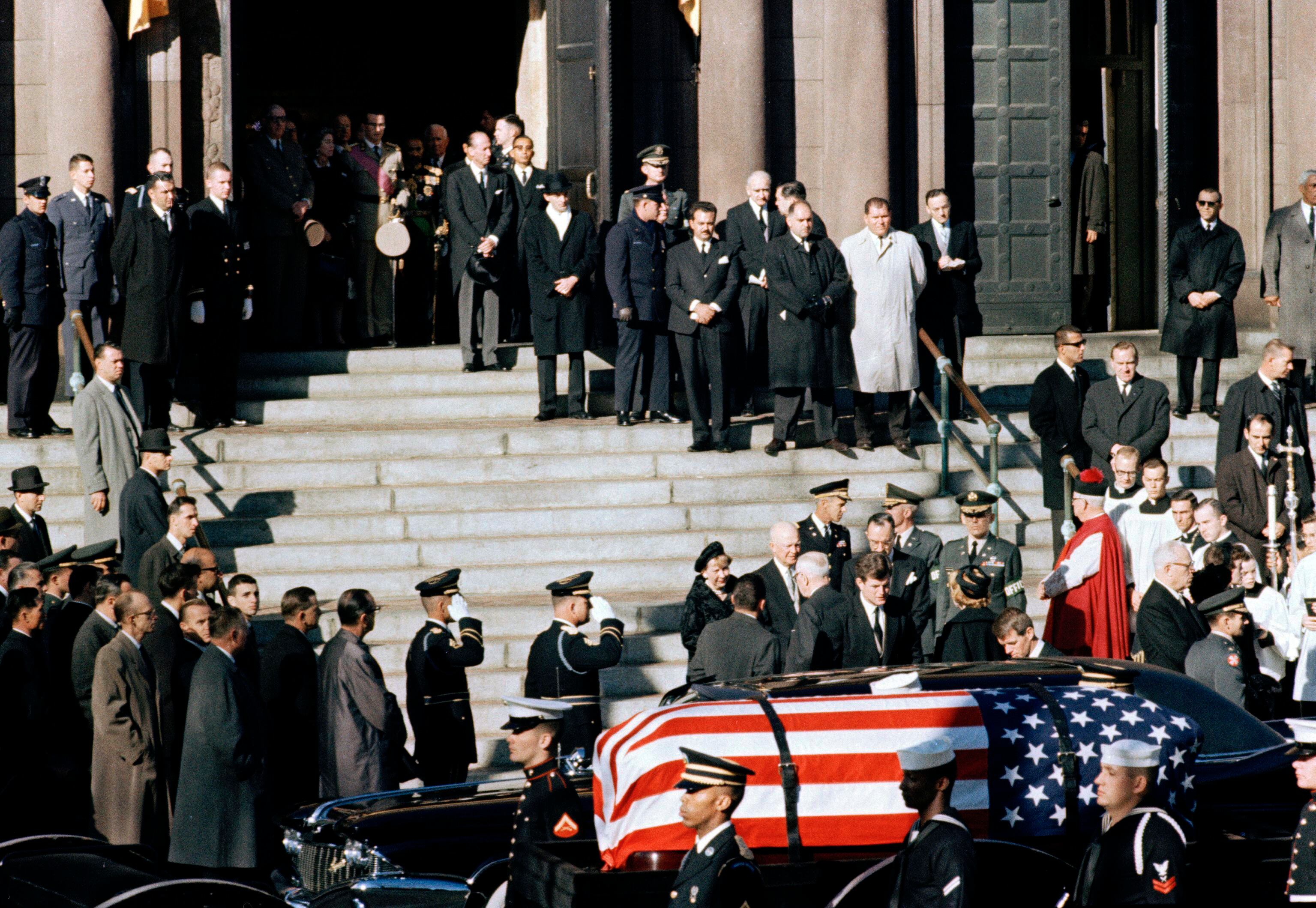 ARCHIVO - Vista general fuera de la catedral de San Mateo en Washington, D.C., durante el funeral del presidente John F. Kennedy, el 25 de noviembre de 1963. (AP Foto, Archivo)