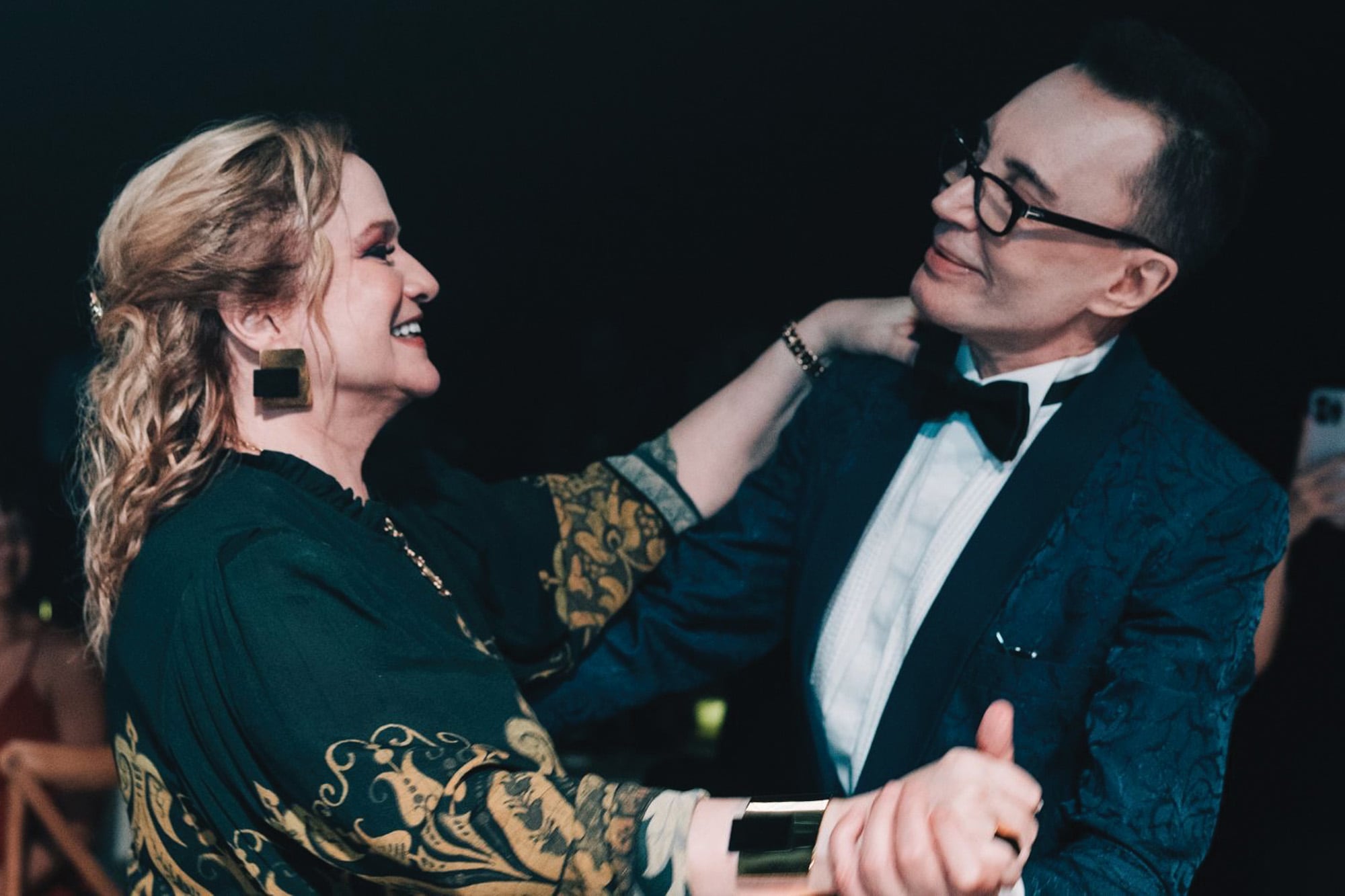 Para este gran día, Lucía Galán lució un vestido largo con mangas acampanadas y estampas en tonos mostaza con la firma Etro. Acá, bailando el vals con Marcelo Polino