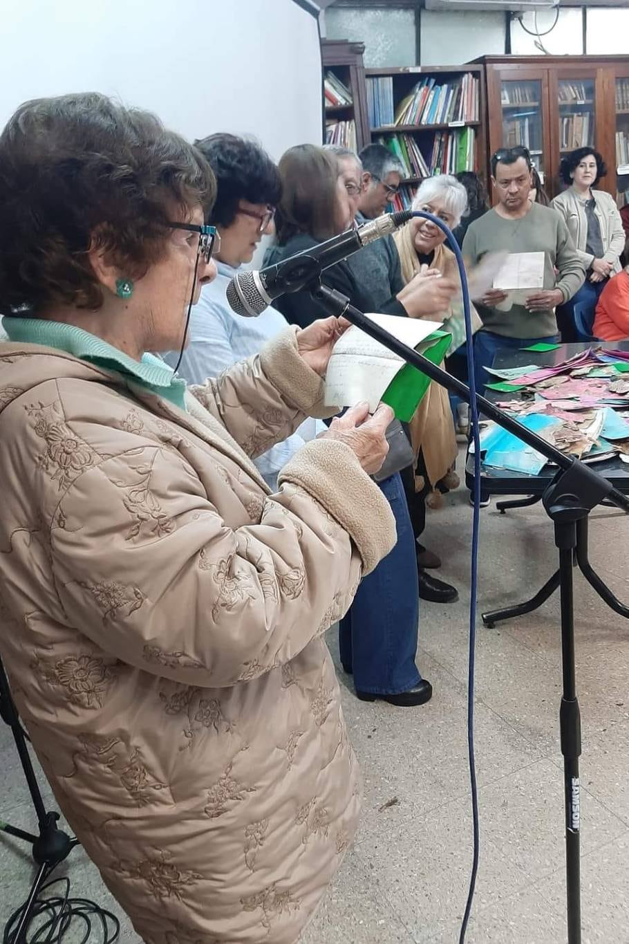 Algunos vecinos que dejaron sus cartas en 1998 en la cápsula del tiempo pudieron leer sus mensajes
