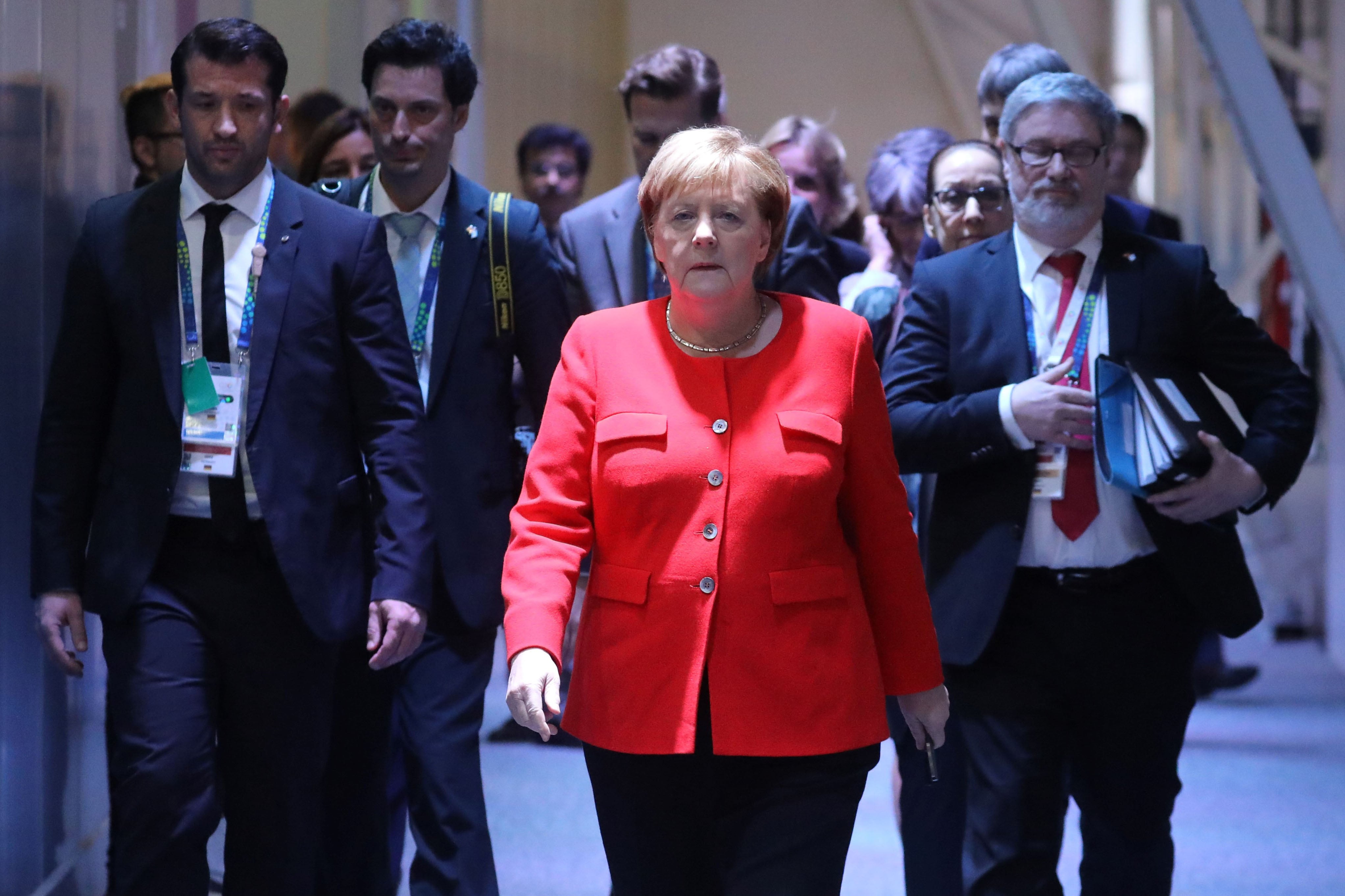 Angela Merkel en camino a una de las reuniones bilaterales del segundo día del G20