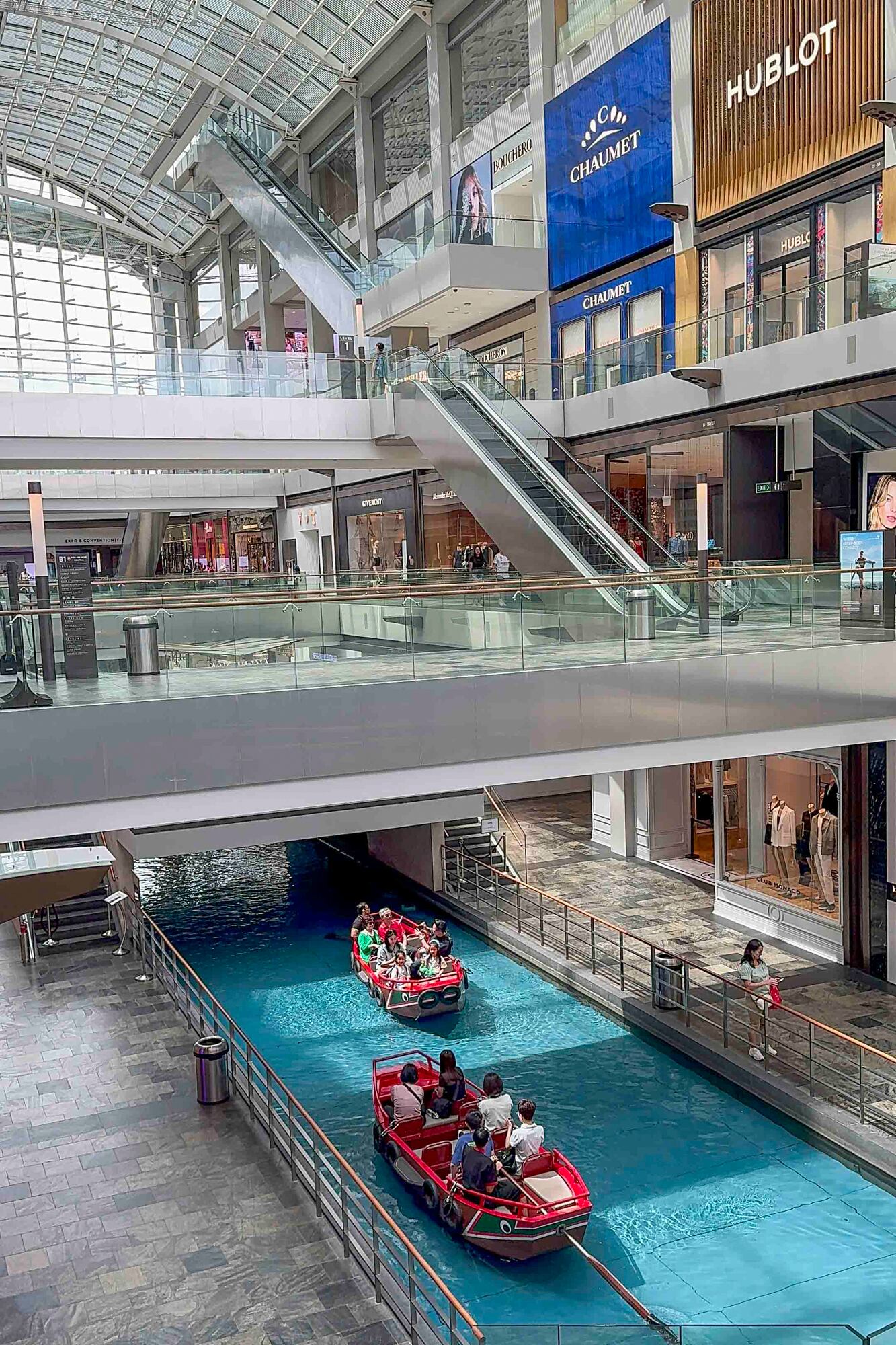 En el shopping se puede circular en sampán