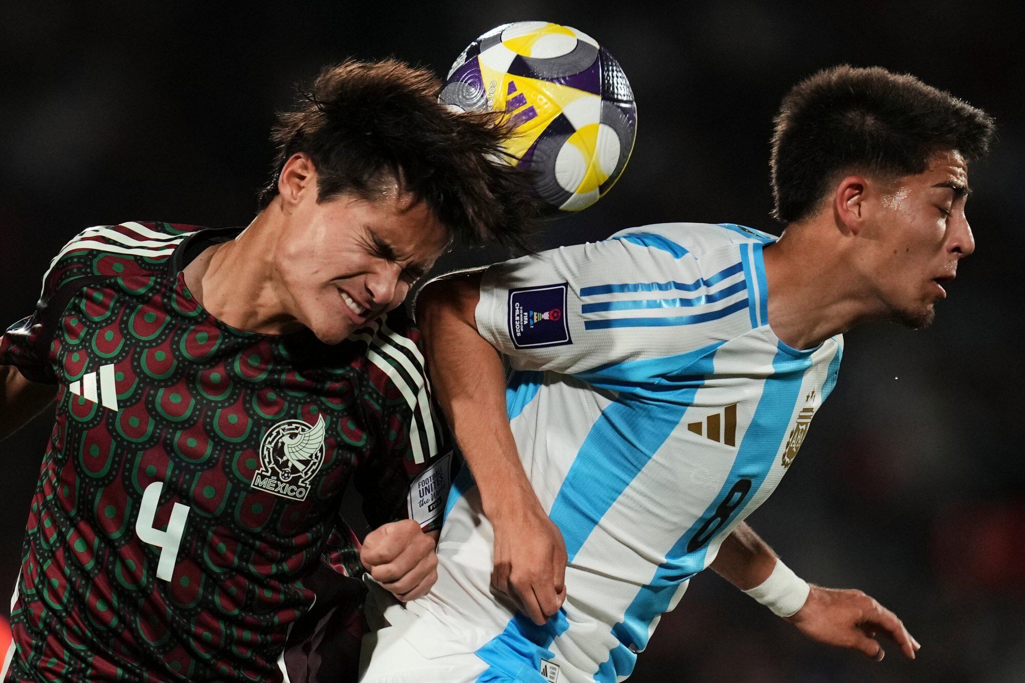 Diego Ochoa disputando la pelota aérea con Valentino Acuña