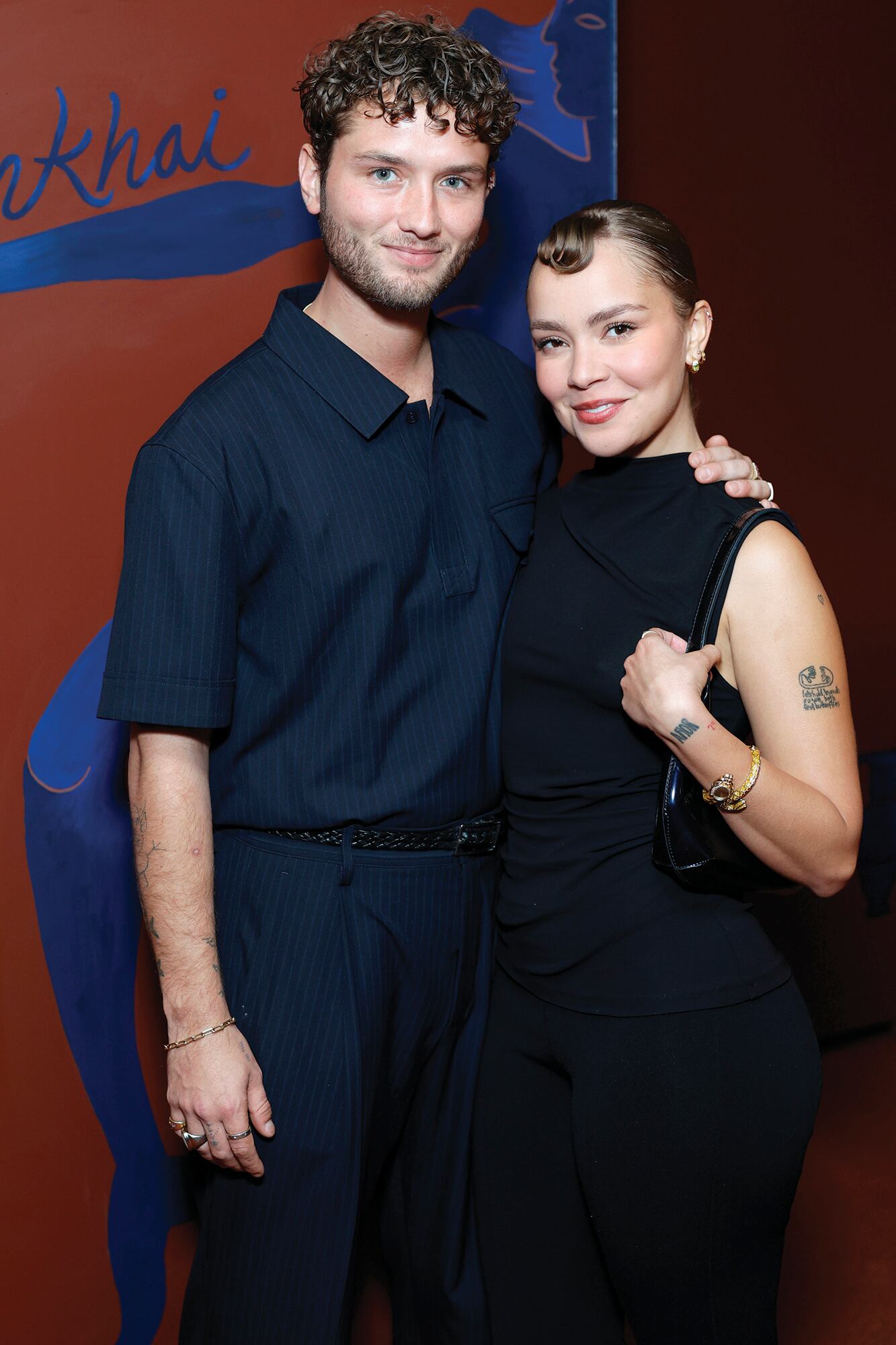 Raff posa con su novia, la modelo y actriz dominicana Rosa Ramírez, con quien sale desde 2022