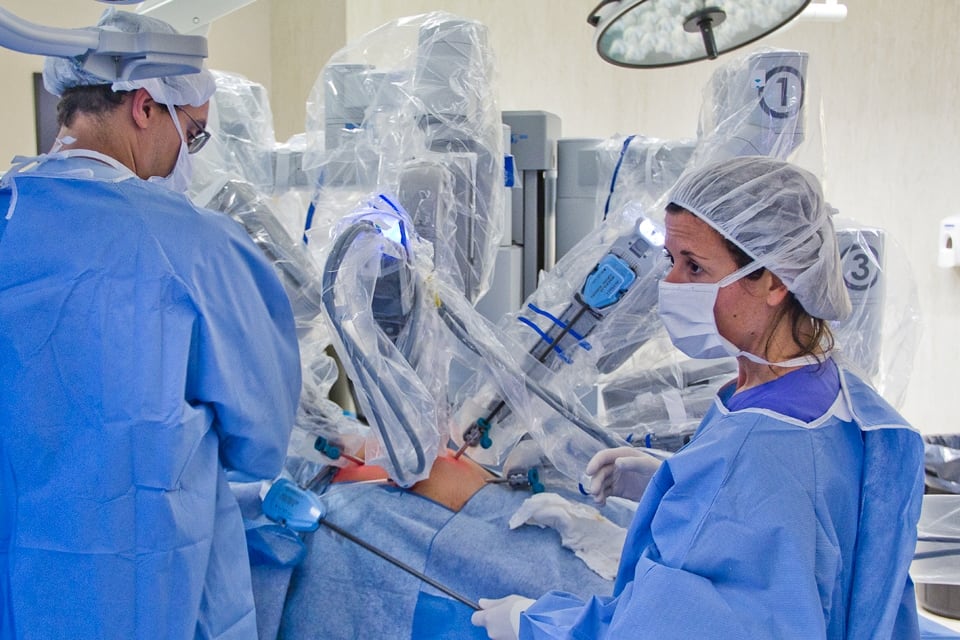 El robot médico Da Vinci es el estándar actual dentro de los quirófanos