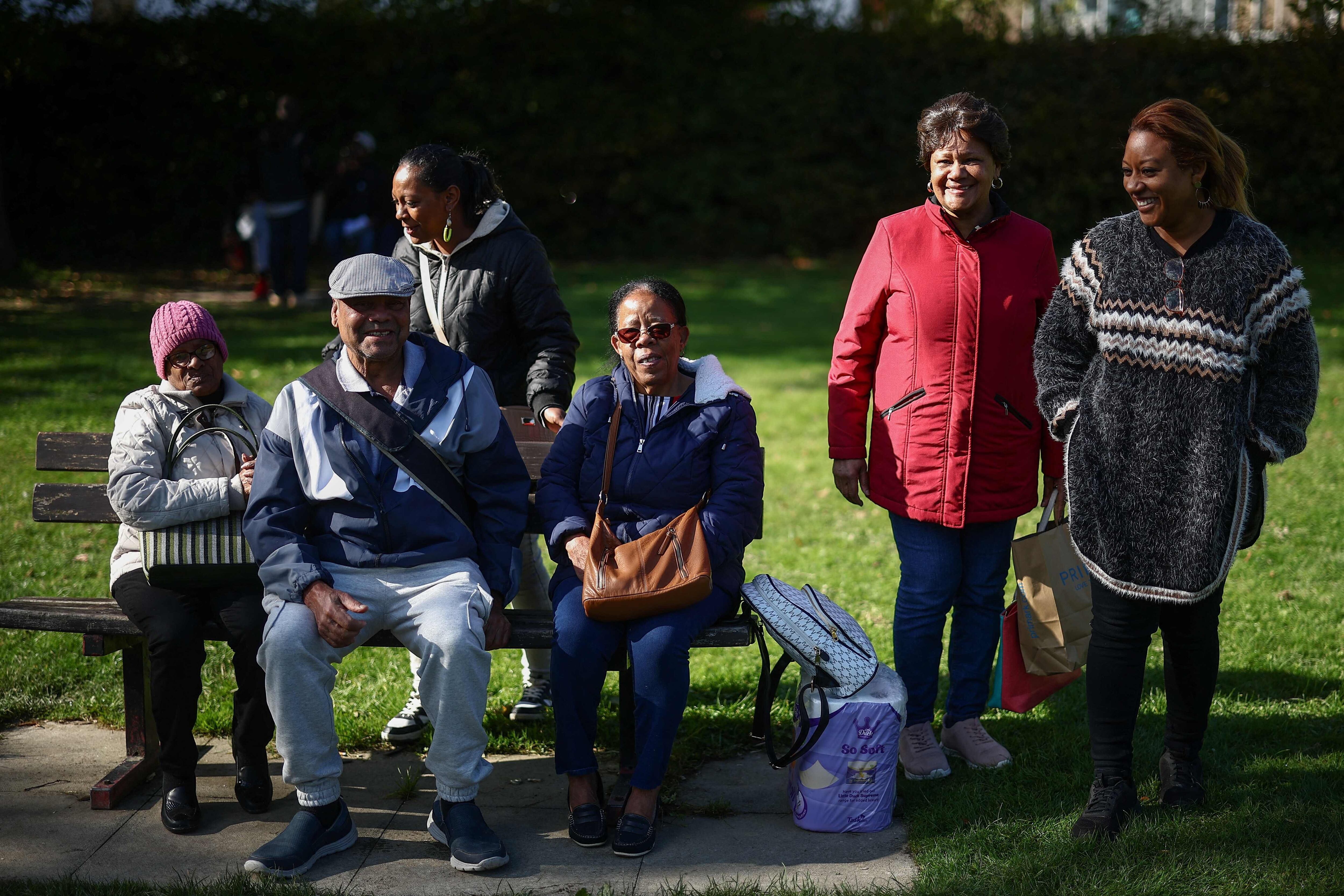 Miembros de la comunidad de Islas Chago en Crawley, al sur de Londres celebran la decisión británica de devolver la soberanía de las islas a Mauricio. (HENRY NICHOLLS / AFP)