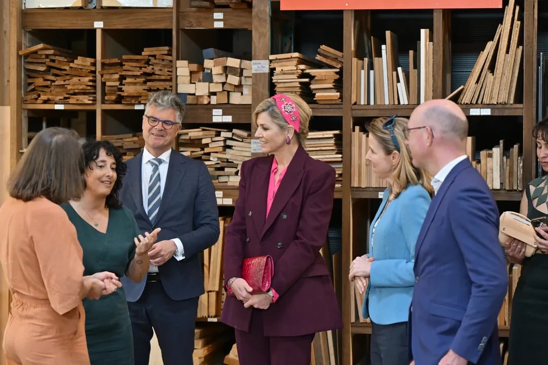 La reina se lució con un traje color berenjena y una camisa fucsia (Foto: Instagram @ministerkgg)