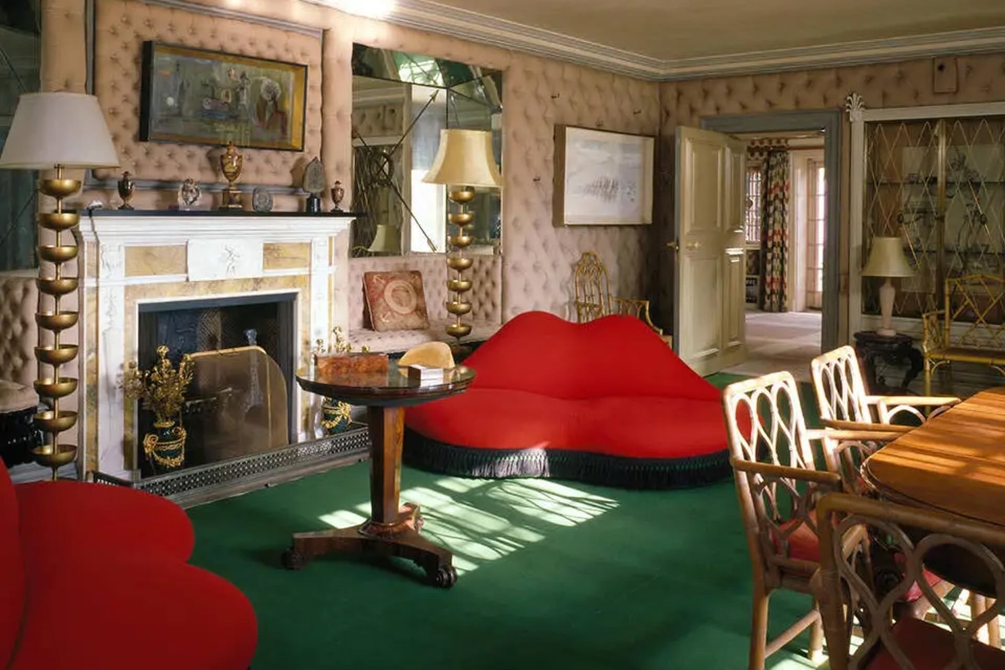 La sala de Monkton House con sillones con la forma de los labios de la actriz de Hollywood Mae West