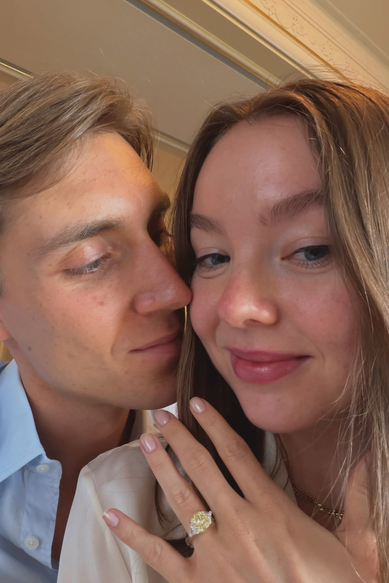 Con esta imagen, Alexandra de Hannover y Ben-Sylvester Strautmann compartieron la feliz noticia de su compromiso. Todas las miradas se posaron en el anillo de la princesa: una pieza única con un diamante Fancy Yellow de 4,8 quilates inspirada en la histórica Piazza del Campidoglio de Roma