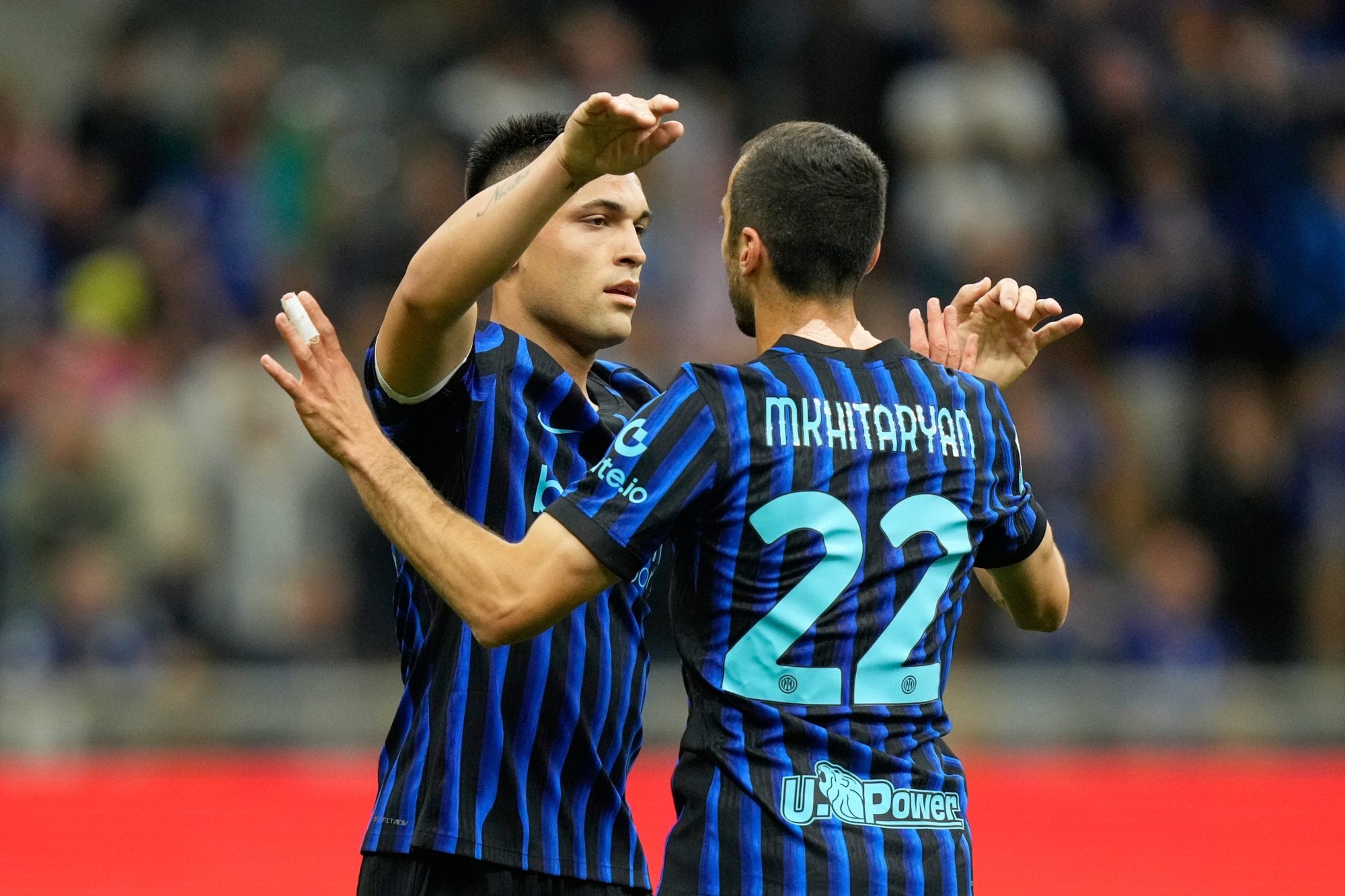 Lautaro Martínez se abraza con Henrikh Mkhitaryan, autor del segundo gol de Inter, que fue campeón de la Serie A