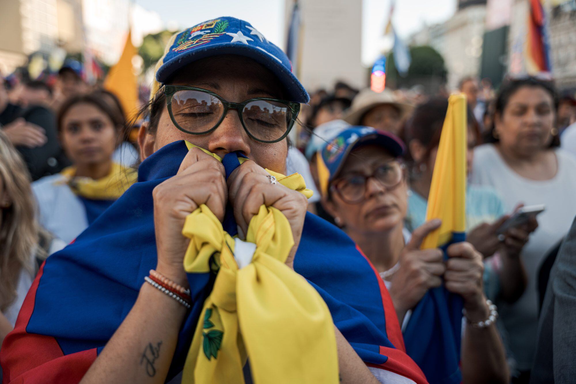 Venezolanos festejan en el Obelisco la intervención militar de Estados Unidos en Venezuela y la captura del expresidente Nicolás Maduro